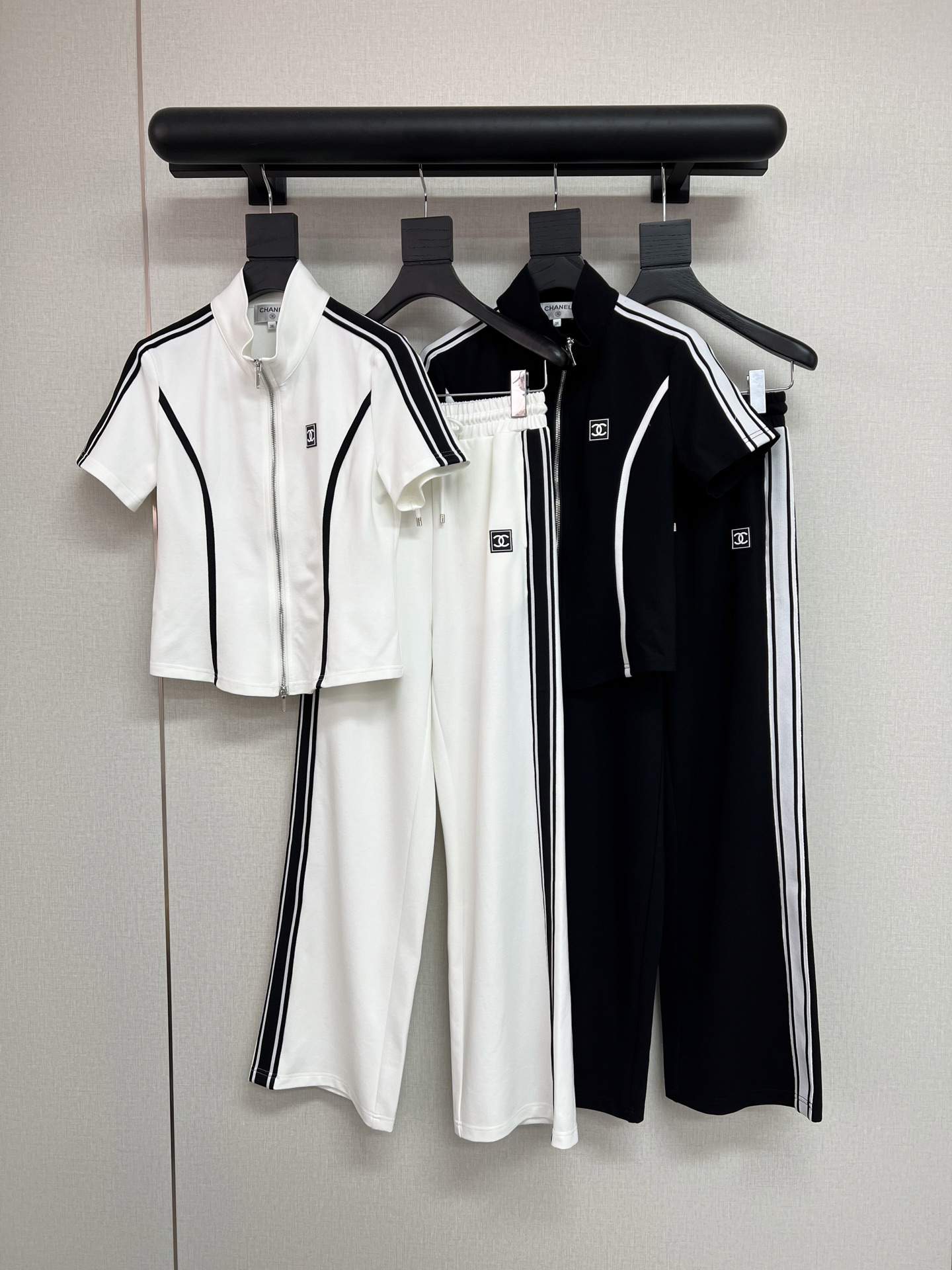 NO:737521,High-quality Chanel2026 spring and summer new sports and leisure stand-up collar waist zipper cardigan short-sleeved trousers suit casual slim and western style upper body super good-looking middle-aged double CC logo brand decoration on the chest white black SML,,chanel,T-shirt,19860909高品质Chanel2026春夏新款运动休闲立领收腰拉链开衫短袖长裤套装休闲显瘦洋气上身超级好看胸前中古双CClogo牌牌装饰白色黑色SML,,chanel,T-shirt,,Women's clothing