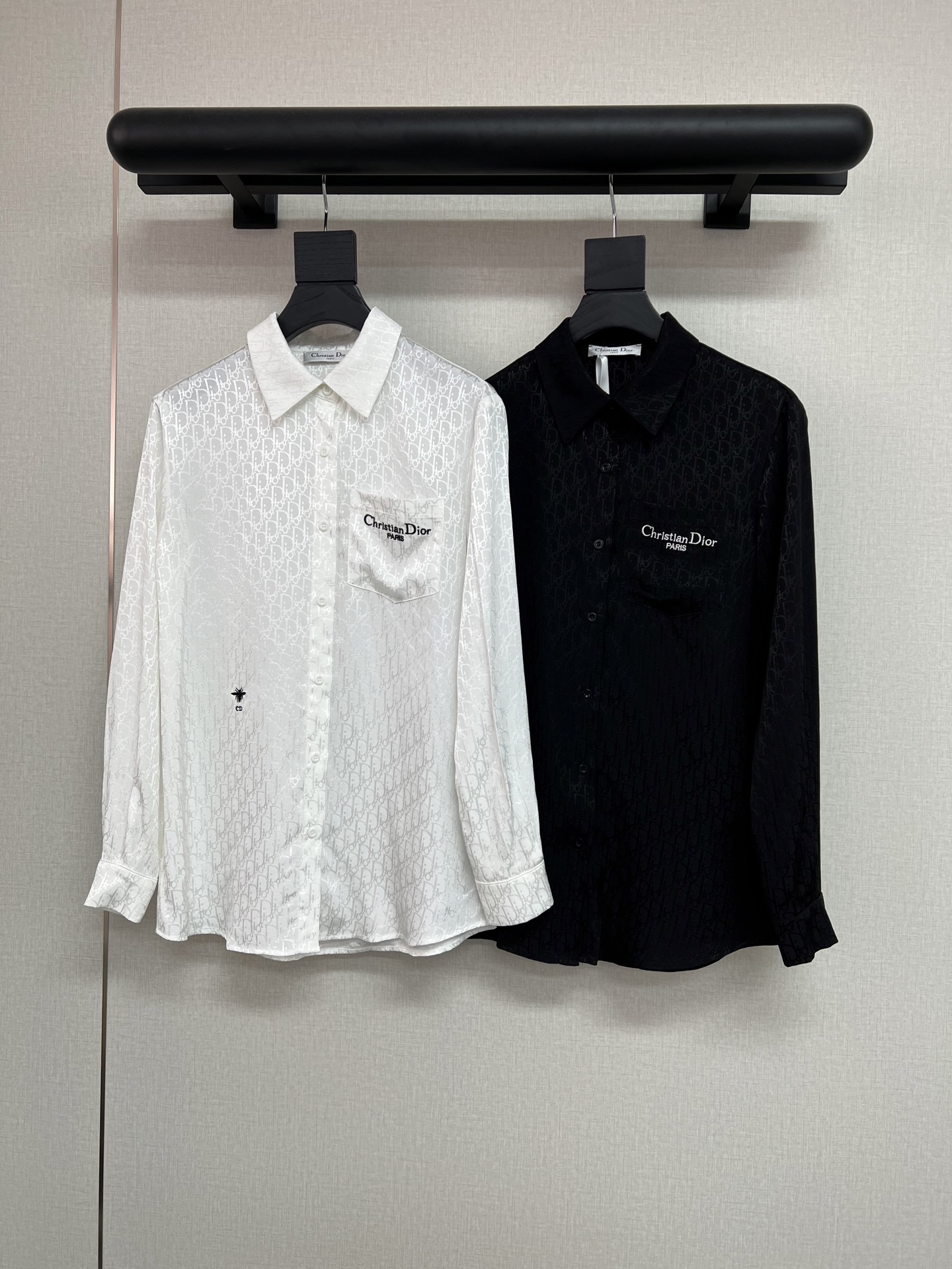 NO:737509,High quality Dior2026 spring and summer new rayon jacquard shirt with bee letter logo embroidery, loose fit, fashionable and versatile, high quality black and white SML,, dior, shirts,19860909高品质Dior2026春夏新款人丝提花衬衫蜜蜂字母logo刺绣宽松版型时尚百搭高品质黑色白色SML,,dior,shirts,,Women's clothing