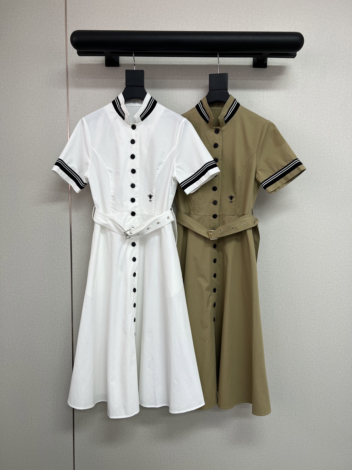 NO:737820,High-quality Dior* 2026 new spring and summer stand-up collar dress with classic little bee embroidery embellishment on the waist and matching cloth belt with customized letter logo buckle/button matching with full details. The collar can be turned up and spliced ​​with webbing embellishment at the collar/cuffs to increase the sense of design. Full-open buckle design for easy putting on and taking off. Cotton fabric is soft and breathable. The version is slim and slim. Two-color SML, dior, skirts,19860909高品质Dior*2026春夏新款立领连衣裙腰部处经典小蜜蜂刺绣点缀装饰搭配本布腰带定制字母logo扣头/纽扣搭配细节十足领子可立可翻领口/袖口处拼接织带点缀增加设计感做全开扣设计方便穿脱棉布面料柔软透气版型显瘦修身两色SML,,dior,skirts,,Women's clothing