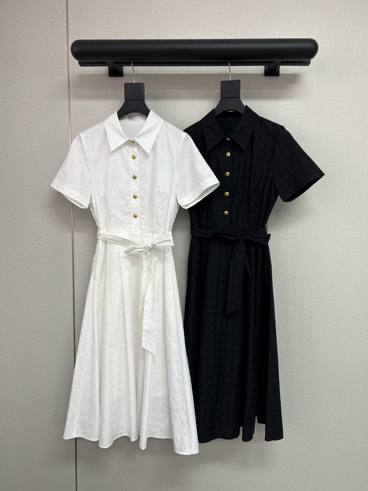 NO:737812,High-quality 2026 spring and summer new style long dress with lapel all-over rhombus jacquard fabric with original fabric belt that can be tied and loosened. The lower half is slightly pleated to cover the crotch and make you slim. Customized metal buttons are embellished to add layering. Simple and elegant version design. Versatile fabric for daily use. Breathable and soft two-color SML,,skirts,19860909高品质2026春夏新款翻领长款连衣裙通体菱格纹提花面料搭配本布腰带可系可松下半部分做微压褶设计遮胯显瘦定制金属纽扣点缀搭配增添层次感简洁大方的版型设计日常百搭面料透气柔软两色SML,,skirts,,Women's clothing