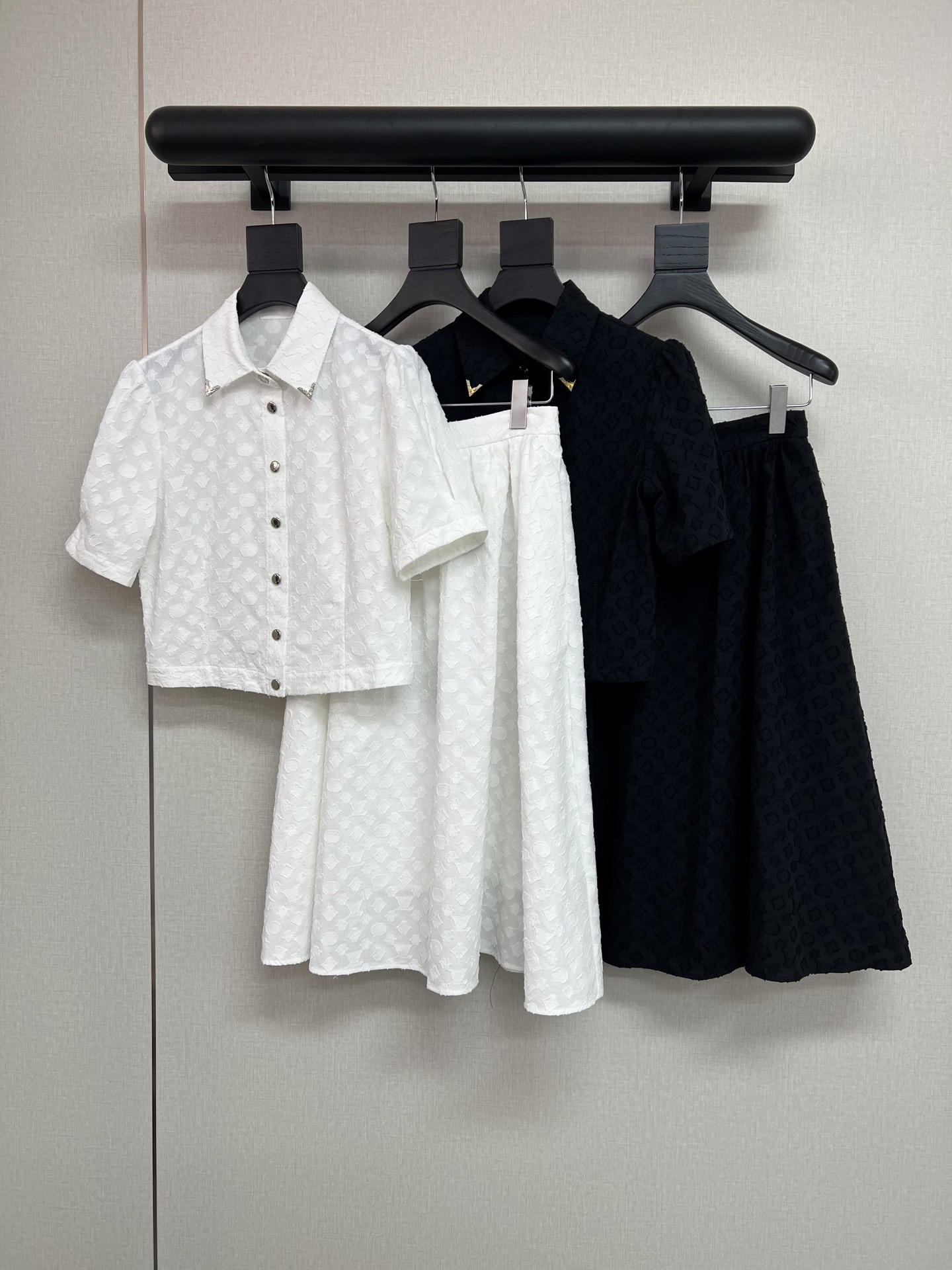 NO:737819,High-quality Louis Vuitton* 2026 new spring and summer suit lapel short-sleeved top with large skirt. Half-skirt top with puff sleeve design to reduce age and western style. Customized V-shaped metal buckle decoration at the collar. Customized letter logo buttons with full details. The skirt has a large hem design. It is inclusive and strong, covering the crotch and slimming. Presbyopic logo jacquard fabric is full of light luxury. The fabric is breathable and comfortable. Two-color SML, Louis Vuitton, skirts, T-shirt,19860909高品质LouisVuitton*2026春夏新款套装翻领短袖上衣大裙摆半裙上衣做泡泡袖设计减龄洋气衣领处定制V型金属扣装饰定制字母logo纽扣细节十足半裙做大裙摆设计包容性强遮胯显瘦通体老花logo提花面料轻奢感满满面料透气舒适两色SML,,louis vuitton,skirts,T-shirt,,Women's clothing