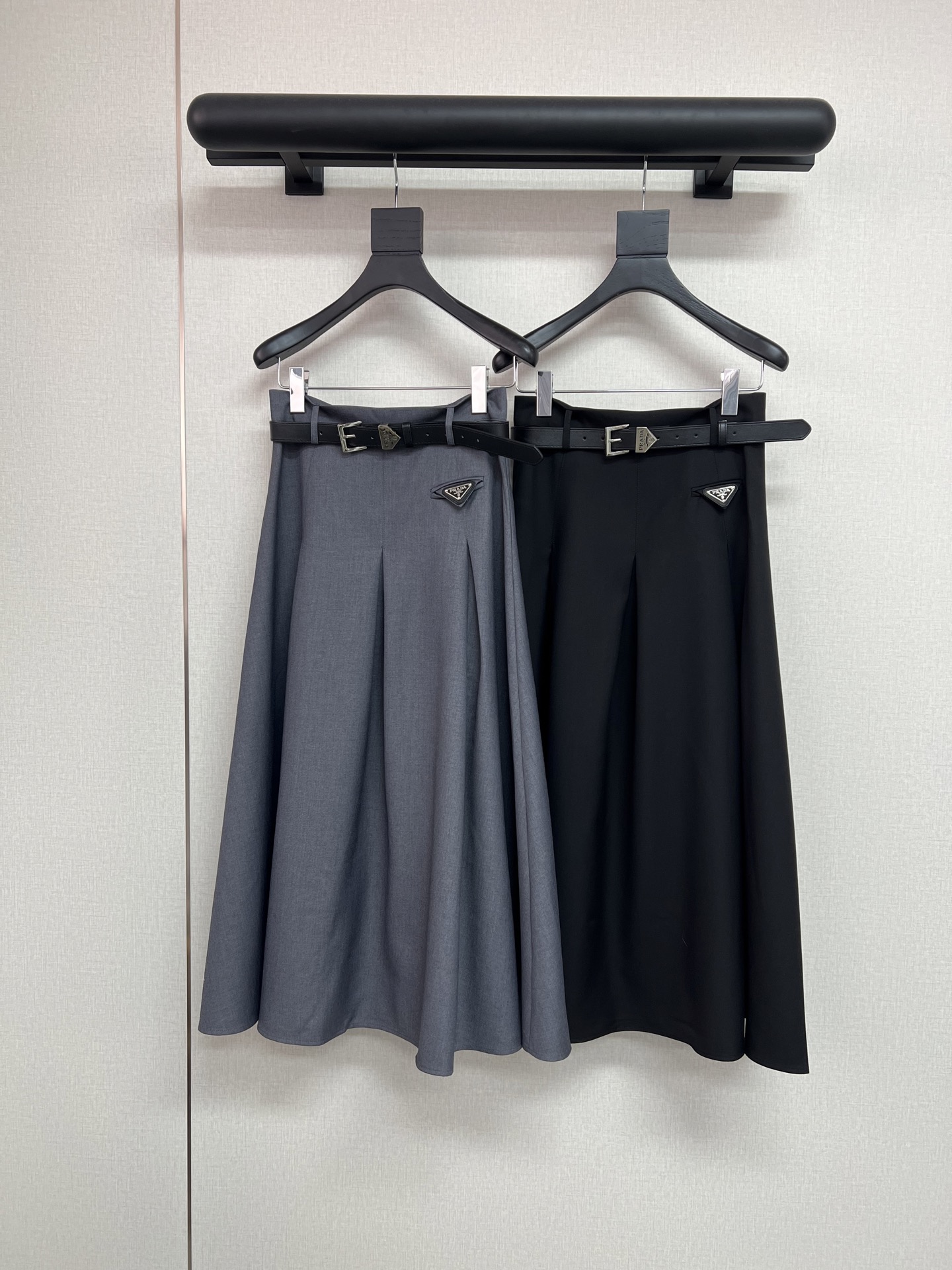 NO:737815,High quality Prad*26 early spring new skirt/triangle brand logo design extra large brand style/with advanced custom belt/grey black SML, prada, skirts,19860909高品质Prad*26年早春新款半裙/三角牌Logo设计特大牌范/搭配高级定制腰带/灰色黑色SML,,prada,skirts,,Women's clothing