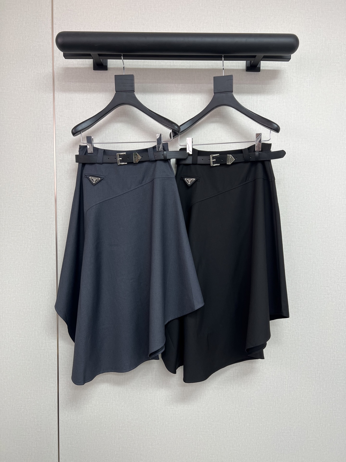 NO:737807,High-quality PARD*26 early spring new skirt/with belt/triangle brand logo embellishment/high-quality two colors/SML,,skirts,19860909高品质PARD*26年早春新款半裙/搭配腰带/三角牌Logo点缀/高品质两色/SML,,skirts,,Women's clothing