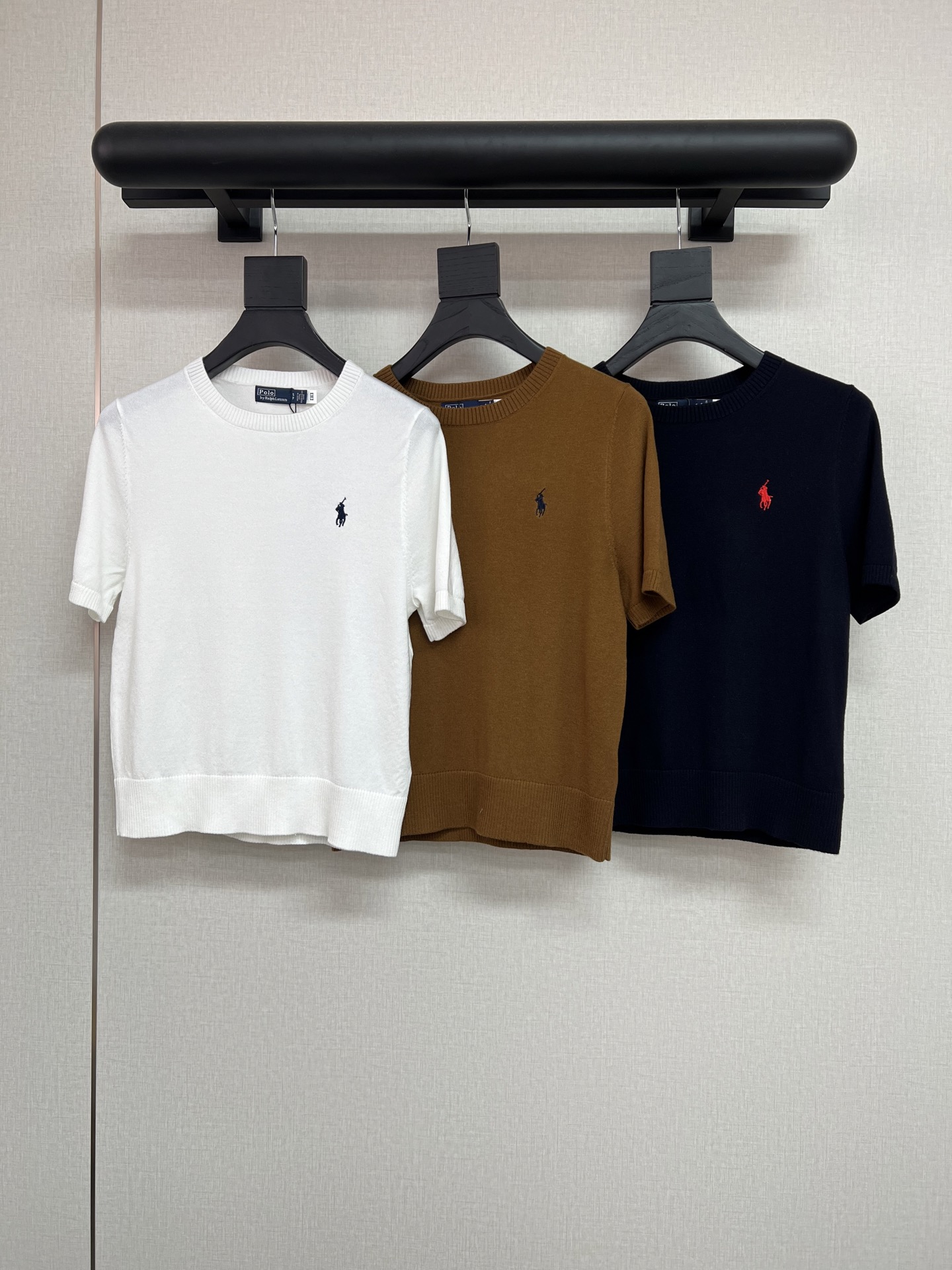 NO:738699,High-quality Raff RL2026 early spring series. Simple and elegant solid-color light knitted fabric. Relaxed feeling of retro old money. Regular short-sleeved T-shirt style. Not picky at all. Versatile and durable item. Come and get it. Three-color SML, T-shirt,19860909高品质拉夫RL2026早春系列 简约大方的纯色轻薄针织面料 复古老钱的松弛感 常规的短袖T的版型 完全不挑人啊 百搭耐穿的单品 快来入吧 三色SML,,T-shirt,,Women's clothing