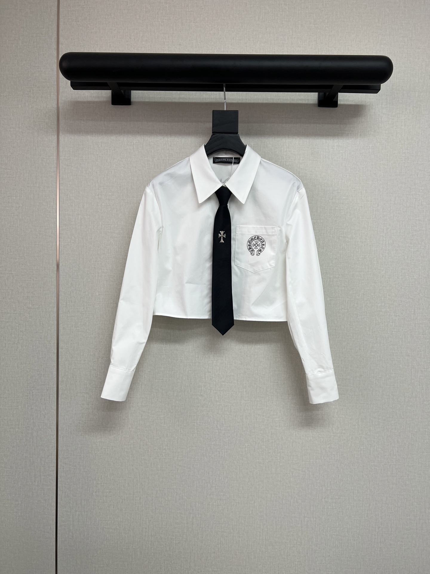 NO:738711,High-quality ChromeHearts 2026 spring and summer new style tie long-sleeved short shirt pocket logo printed pure cotton fabric high-end quality white SML,,chrome hearts,chrome hearts,shirts,ties,19860909高品质ChromeHearts克罗心2026春夏新款领带长袖短款衬衫口袋logo印花纯棉面料高端品质白色SML,,chrome hearts,chrome hearts,shirts,ties,,Women's clothing