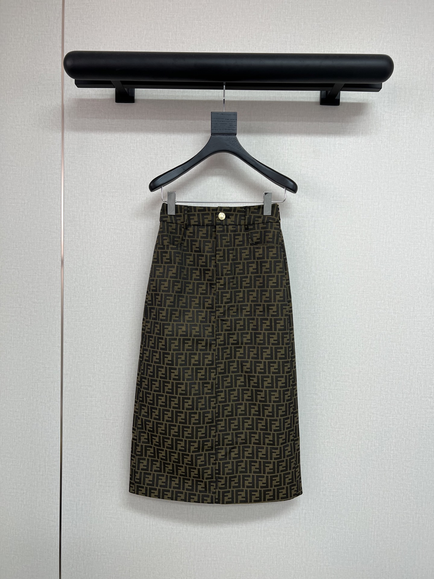 NO:738715,High-quality FENDI 2026 new spring and summer FF letter jacquard semi-elastic waist skirt. This elastic elastic waist skirt cleverly combines comfort and recognition. The brand logo outlined by the jacquard process is hidden in the delicate texture. The elastic elastic waistband  Comes with a unrestrained sense of wear, and is more comfortable without choosing your body shape. Whether it is for daily use with simple tops, or for light commuting with a little embellishment, you can quietly reveal your unique taste in your casualness. Monochrome SML, fendi, skirts,19860909高品质FENDI2026春夏新款FF字母提花半松筋腰半裙这条弹力橡筋半裙,把舒适与辨识度巧妙融合.提花工艺勾勒出的品牌logo,藏在细腻纹理里,弹力橡筋腰头带来无拘无束的穿感,不挑身材更显自在.无论是搭配简约上衣的日常,还是稍作点缀的轻通勤,都能让你在随性中,悄悄流露独特品味单色SML,,fendi,skirts,,Women's clothing