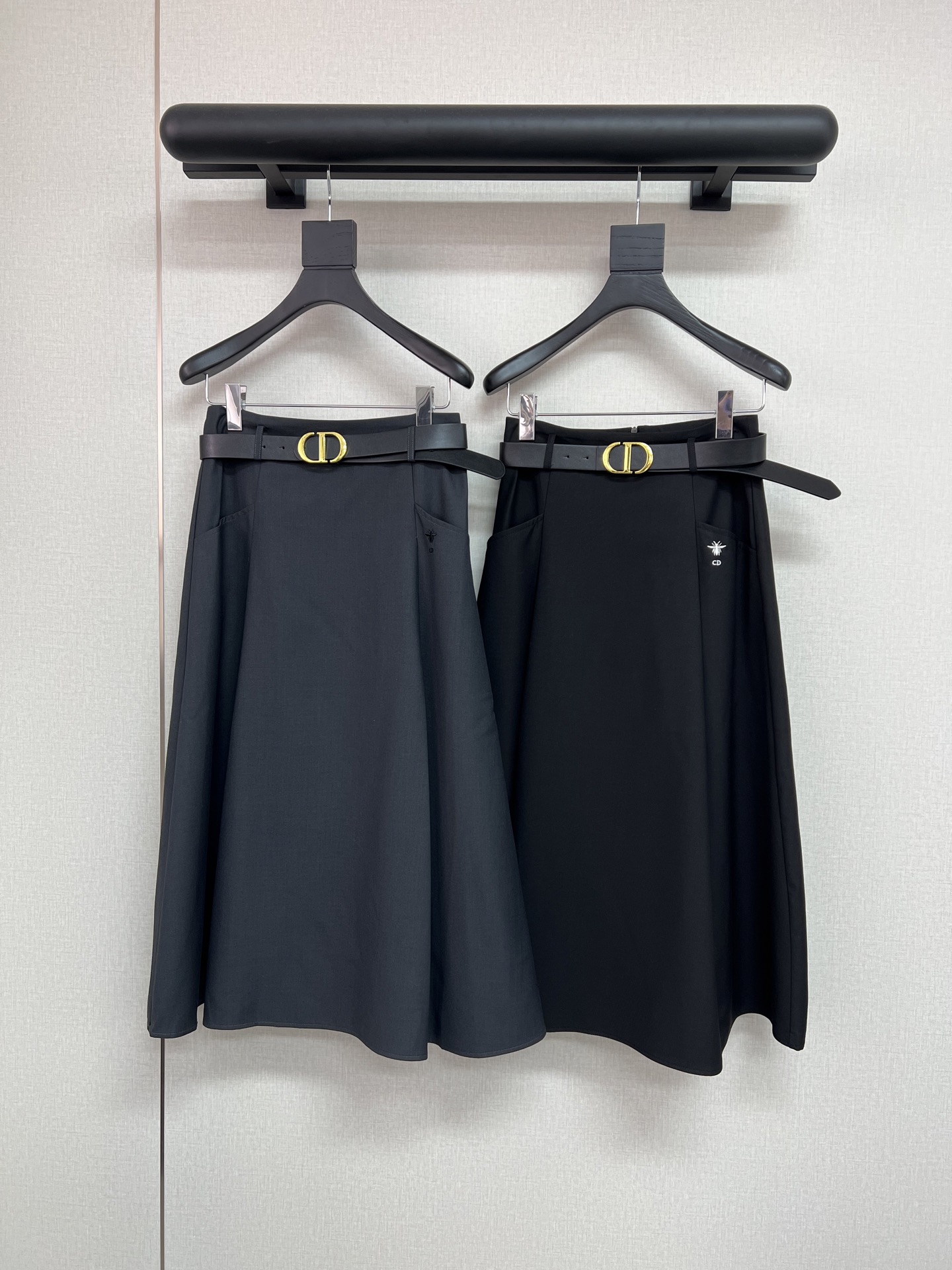 NO:738704,High quality Dio*/26 new spring and summer casual skirt/embroidered bee decoration/customized suit fabric/with high-end belt/high quality/black gray SML,,dior,skirts,business suit,19860909高品质Dio*/26春夏新款休闲半裙/刺绣小蜜蜂装饰/定制西装面料/搭配高级腰带/高品质/ 黑色 灰色SML,,dior,skirts,business suit,,Women's clothing