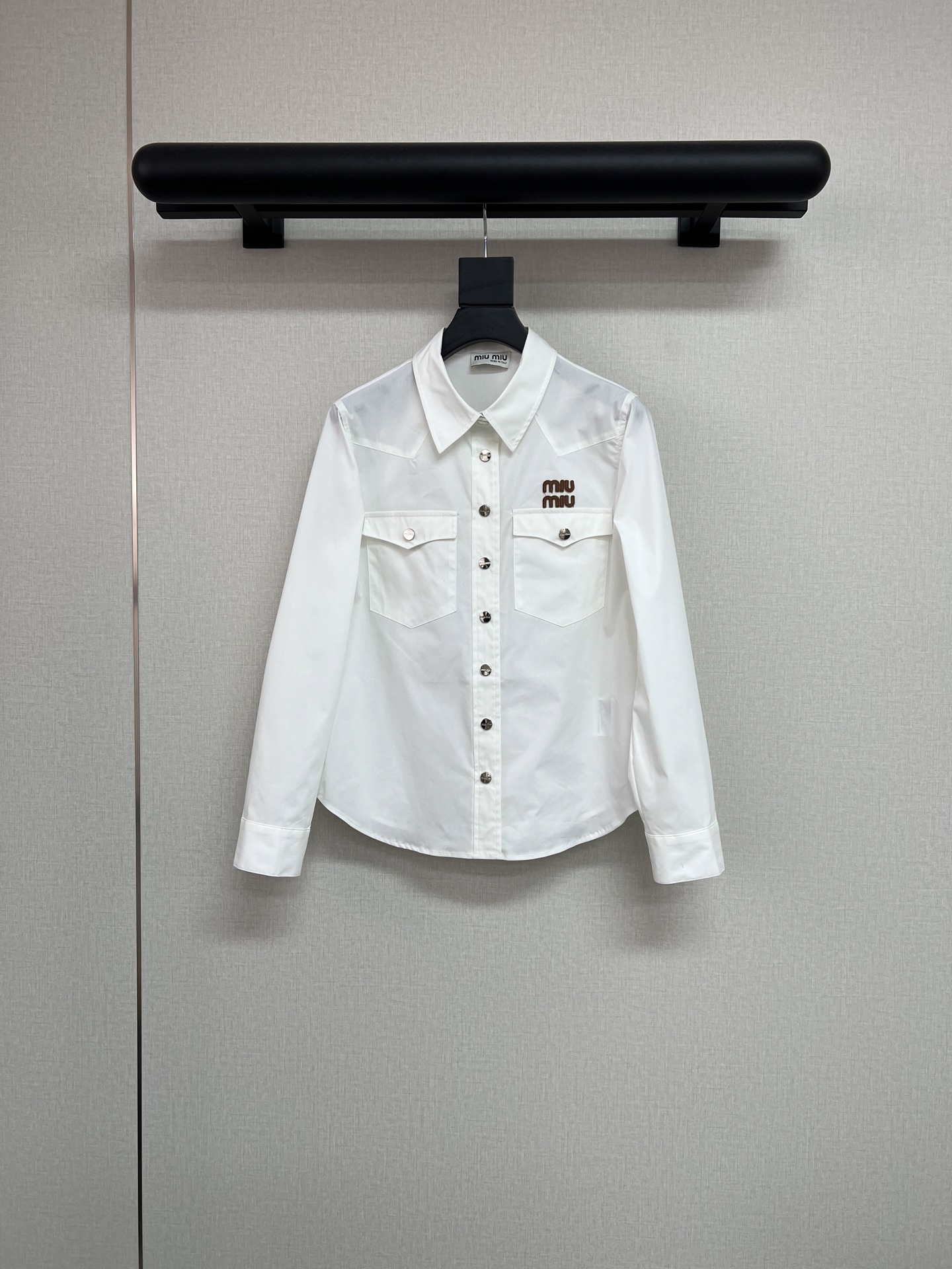 NO:738708,High quality MIU MI*26 spring and summer new double pocket shirt/advanced custom button/single product SML,,miumiu,shirts,19860909高品质MIU MI*26年春夏新款双口袋衬衫/高级定制纽扣/单品SML,,miumiu,shirts,,Women's clothing