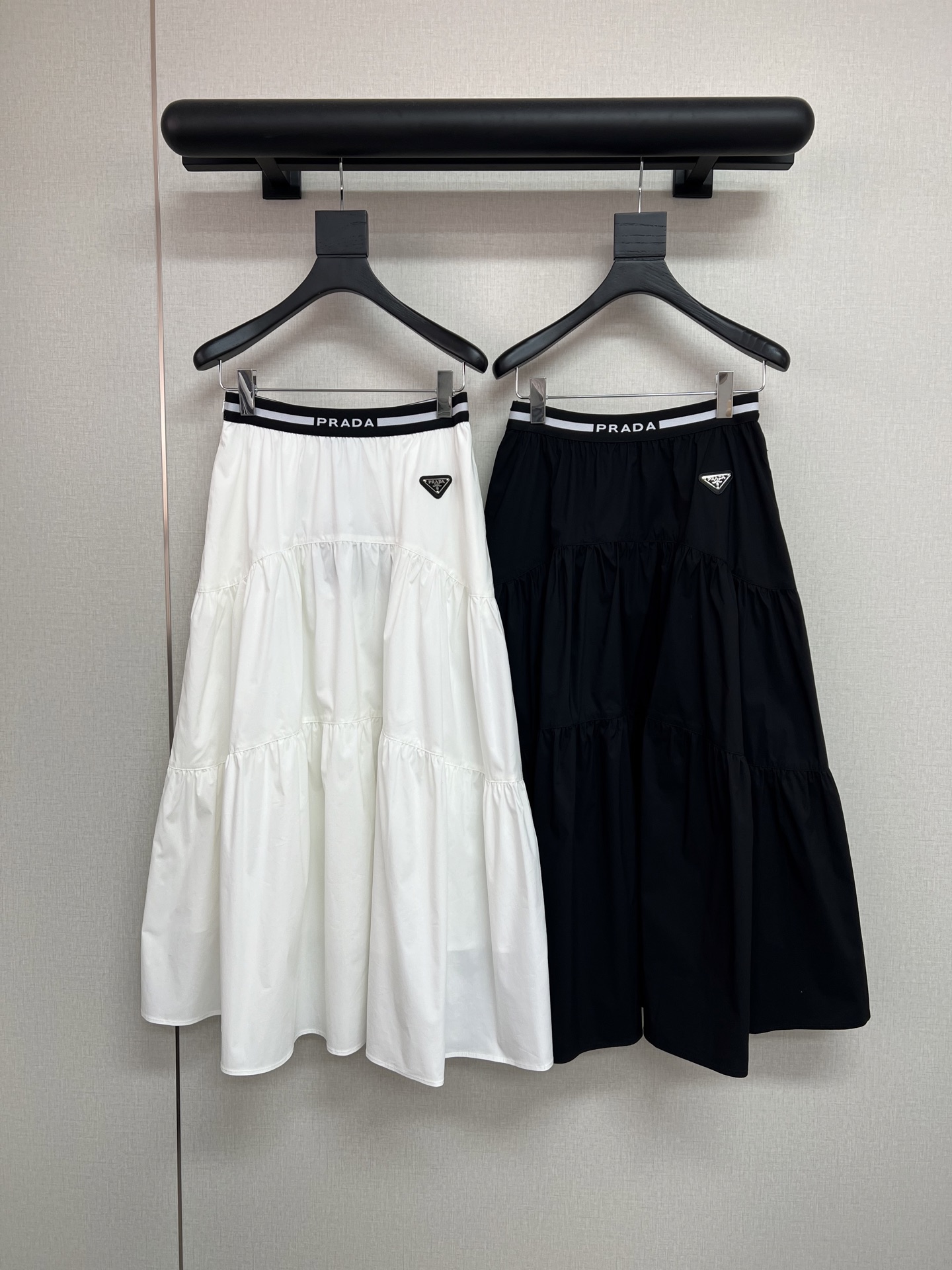 NO:738716,High-quality Pard*26 spring and summer new casual skirt/with triangle brand logo design to look more big-name style/high quality/two colors SML,,skirts,19860909高品质Pard*26年春夏新款休闲半裙/搭配三角牌Logo设计更显大牌范儿/高品质/两色SML,,skirts,,Women's clothing