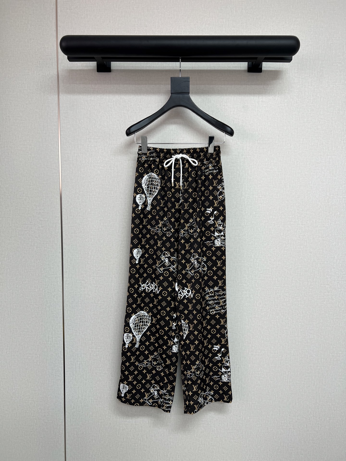 NO:739703,High-quality LouisVuitt*2026 new full-body LVSEMONOGRAM old flower printed trousers, super fashionable and big-name temperament, the color is very beautiful, high-end, fine workmanship, high-end quality SML,, louis vuitton, louis vuitton,19860909高品质LouisVuitt*2026新款满身LVSEMONOGRAM老花印长裤身上超显时尚大牌气质颜色非常好看高级感做工精细品质高端SML,,louis vuitton,louis vuitton,,Women's clothing
