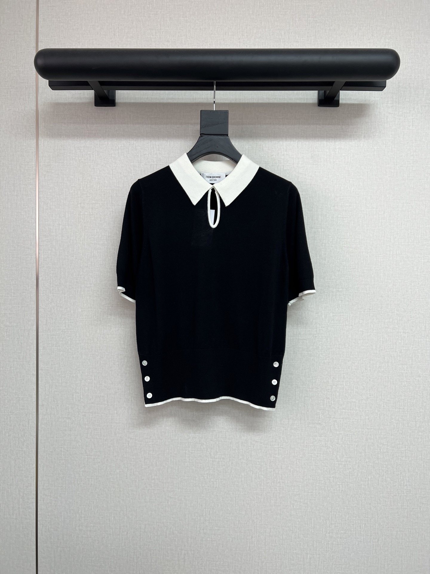 NO:739680,High-quality TB 2926 new product in the early spring series. Simple and elegant black and white knitted sweater with drop-shaped cutouts. College style retro temperament. Classic TB style ~ Light and thin fine knitted wool fabric. Soft, comfortable and super easy to wear ~ SML,,19860909高品质TB 2926早春系列新品 简洁大方的黑白配色针织衫 水滴形镂空 学院风复古气质 经典的TB风格～ 轻薄细针织羊毛面料 柔软舒适超级好穿～ SML,,,Women's clothing