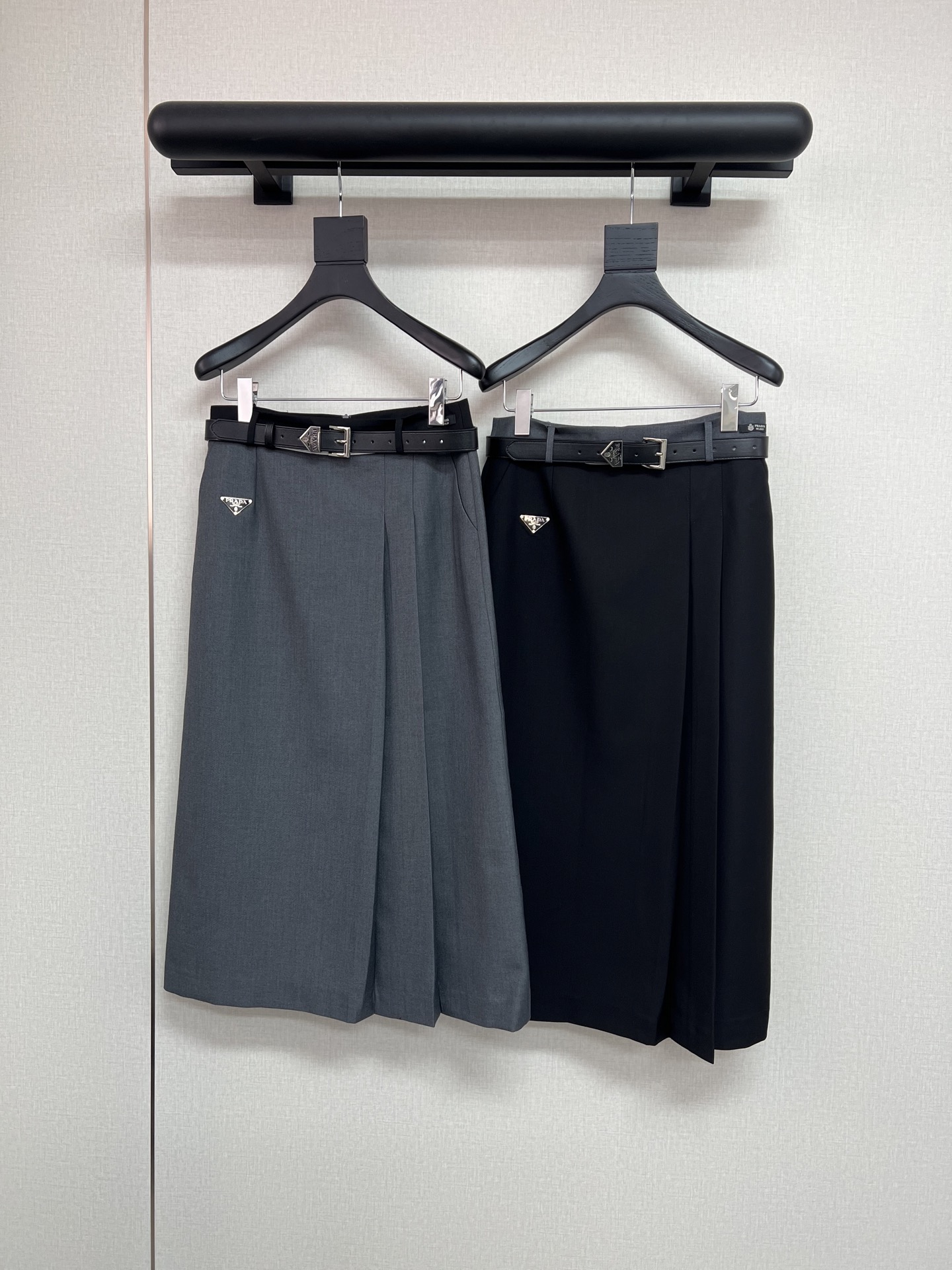 NO:740169,High-quality PARD*26 spring and summer new fashion slimming skirt/triangle brand logo embellished with big-name style/matching belt/two-color SML,,skirts,19860909高品质PARD*26年春夏新款时尚修身显瘦半裙/三角牌Logo点缀大牌范儿十足/搭配腰带/两色SML,,skirts,,Women's clothing