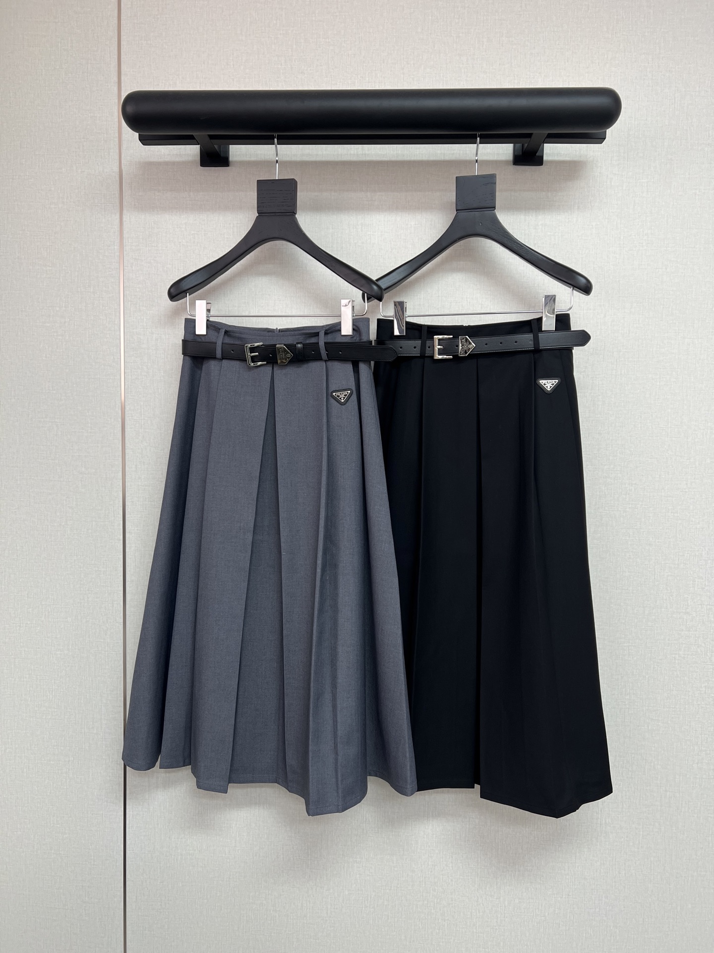 NO:740158,High-quality PARD*26 spring and summer new fashion slimming skirt/triangle brand logo embellished with big-name style/matching belt/two-color SML,,skirts,19860909高品质PARD*26年春夏新款时尚修身显瘦半裙/三角牌Logo点缀大牌范儿十足/搭配腰带/两色SML,,skirts,,Women's clothing