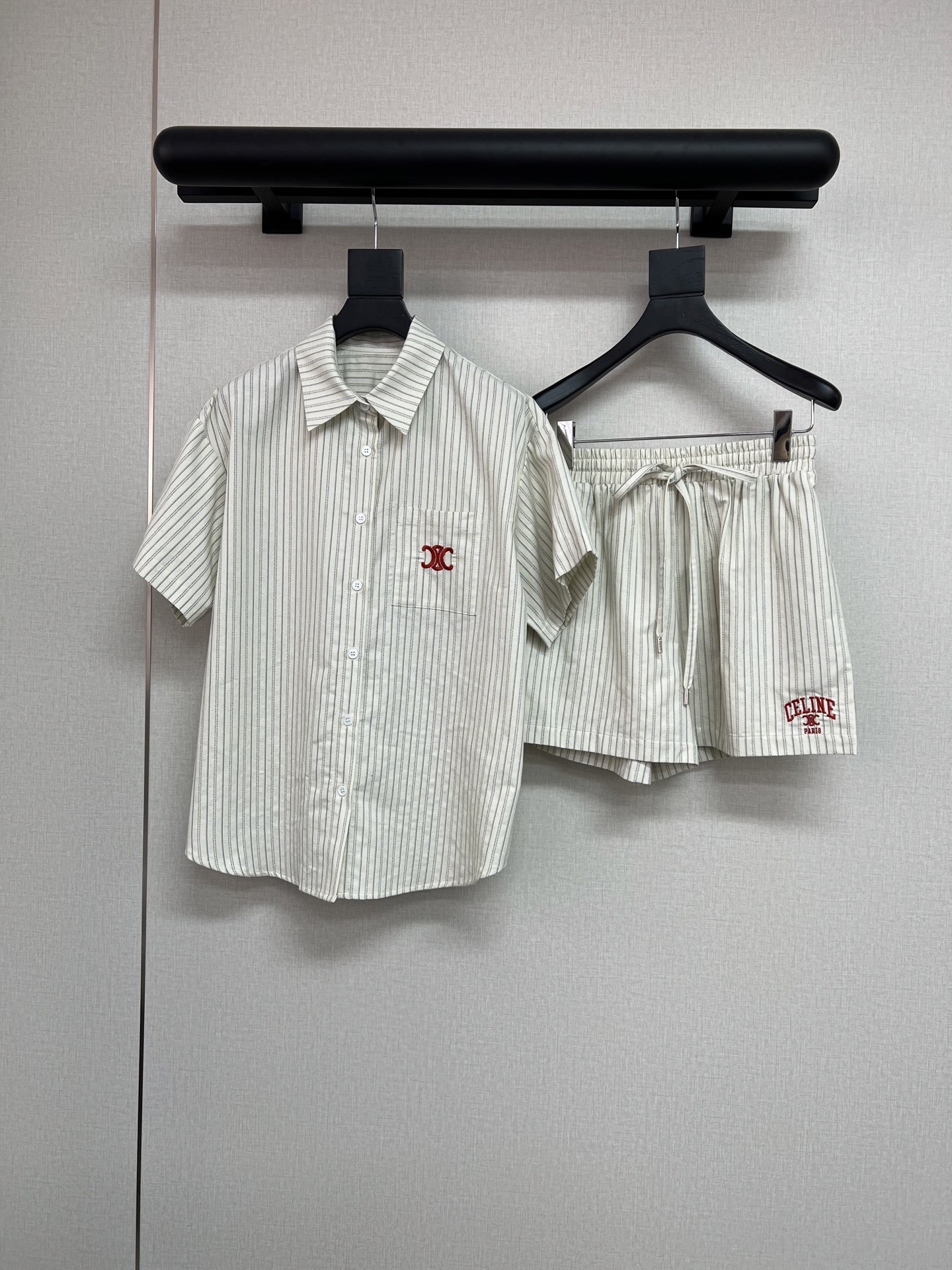 NO:740164,High-quality Celine*2026 new summer suit lapel short-sleeved shirt shorts striped fabric unlocks the Korean style looseness. The red letter embroidery on the chest/pant side is the finishing touch. The loose version is age-reducing, tolerant and casual. The cotton fabric is comfortable and breathable. Monochrome SML,,celine,shorts,T-shirt,19860909高品质Celine*2026夏季新款套装翻领短袖衬衣短裤条纹面料解锁韩系松弛感胸前/裤子侧边做红色字母刺绣是点睛的小心机宽松版型减龄包容性强随性的一款套装棉质面料舒适透气单色SML,,celine,shorts,T-shirt,,Women's clothing