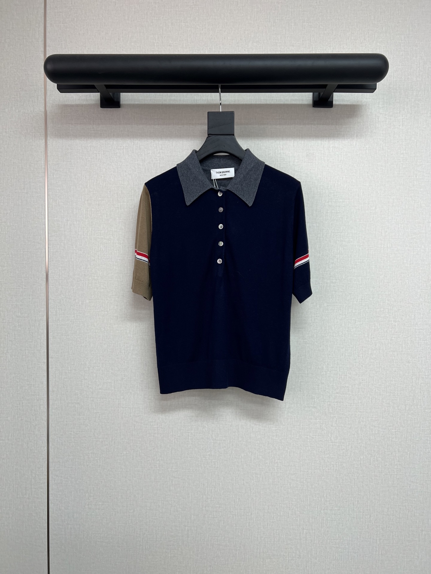 NO:740604,High-quality TB 2026 early spring series new product Taylor's same style/color-blocked temperament knitted top. Classic college style design. Contrast color embellishment, old money and fashionable. Old school feel. Made of light and thin wool knitted fabric. Super soft and skin-friendly. Very easy to wear ~ Monochrome SML,,19860909高品质TB 2026早春系列新品 泰勒同款/拼色气质针织上衣 经典的学院风设计 撞色点缀老钱又时髦 old school的感觉 采用轻薄的细羊毛针织面料 超级柔软亲肤 巨好穿～ 单色SML,,,Women's clothing