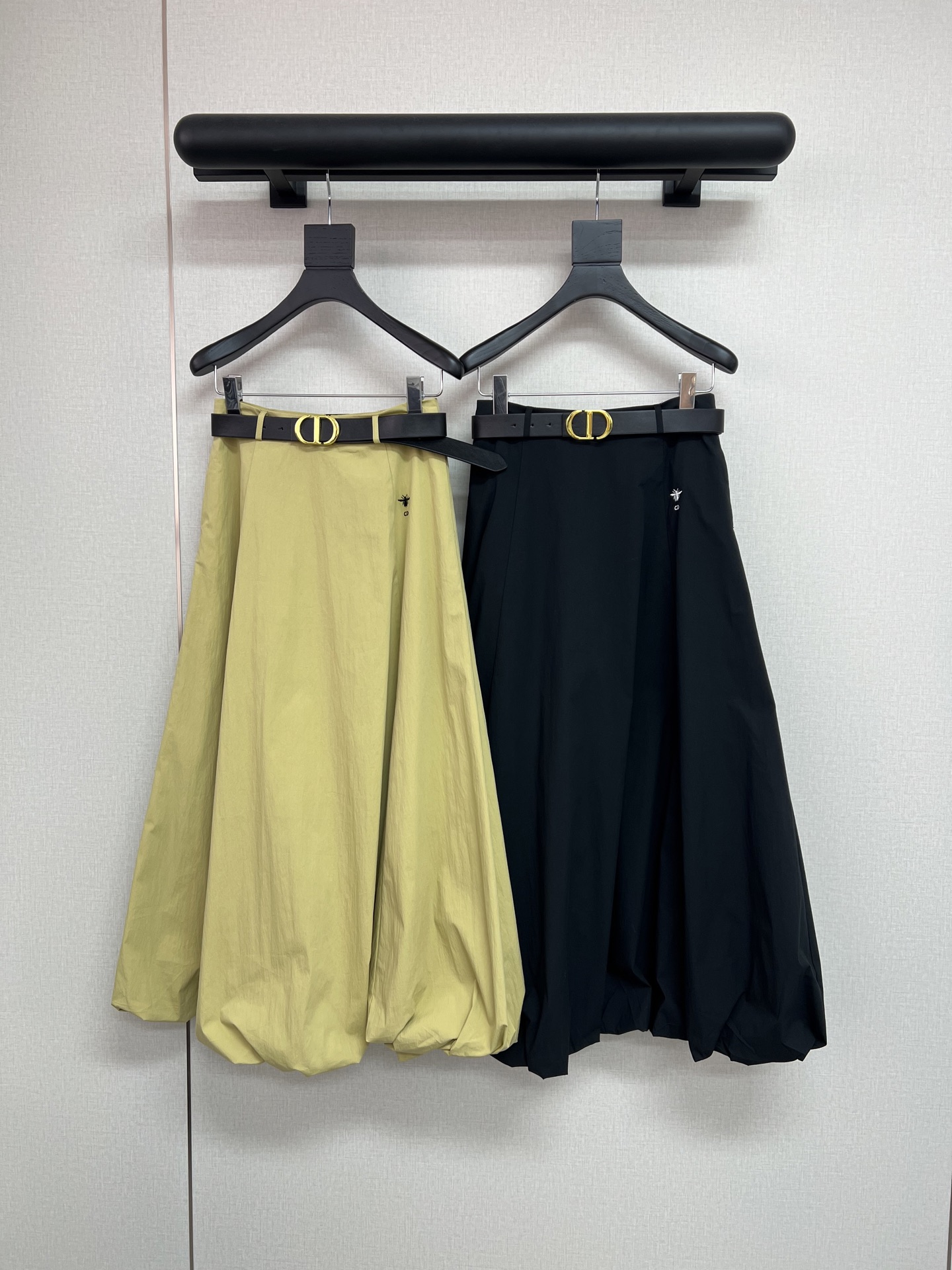 NO:740587,High quality Dio*/26 new spring and summer long skirt/double pocket design/embroidered classic bee/with customized logo belt/slim and versatile version/full of high-end feel/black khaki/SML,, dior, skirts,19860909高品质Dio*/26年春夏新款长半裙/双口袋设计/刺绣经典小蜜蜂/搭配定制logo腰带/显瘦百搭版型／高级感满满/黑色 卡其／SML,,dior,skirts,,Women's clothing