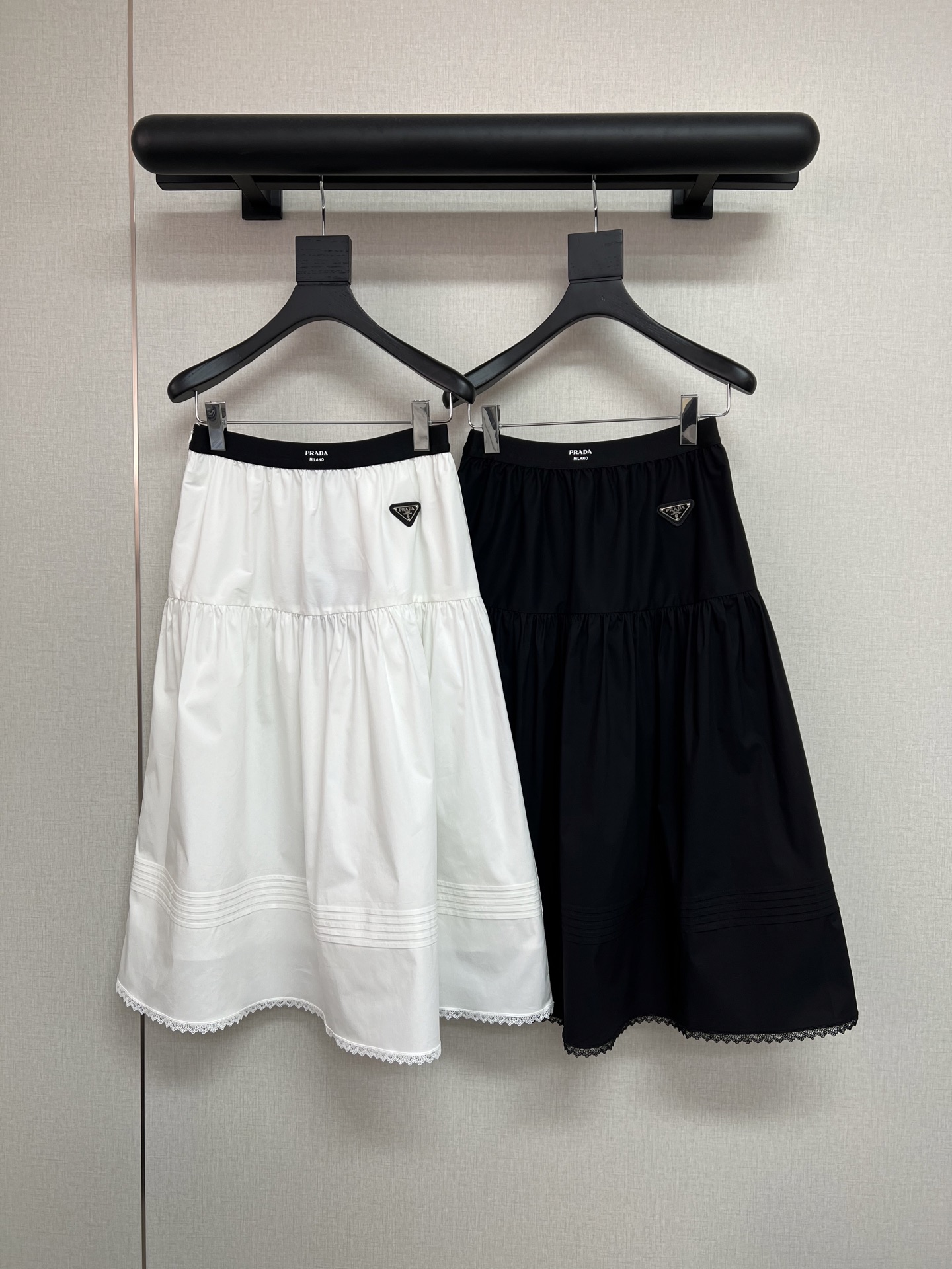NO:747940,High-quality Pard*26 spring and summer new casual skirt/With triangle brand logo design, it looks more like a big-name brand/High-quality lace stitching at the hem/Two-color SML,,skirts,19860909高品质Pard*26年春夏新款休闲半裙/搭配三角牌Logo设计更显大牌范儿/下摆拼接蕾丝高品质/两色SML,,skirts,,Women's clothing