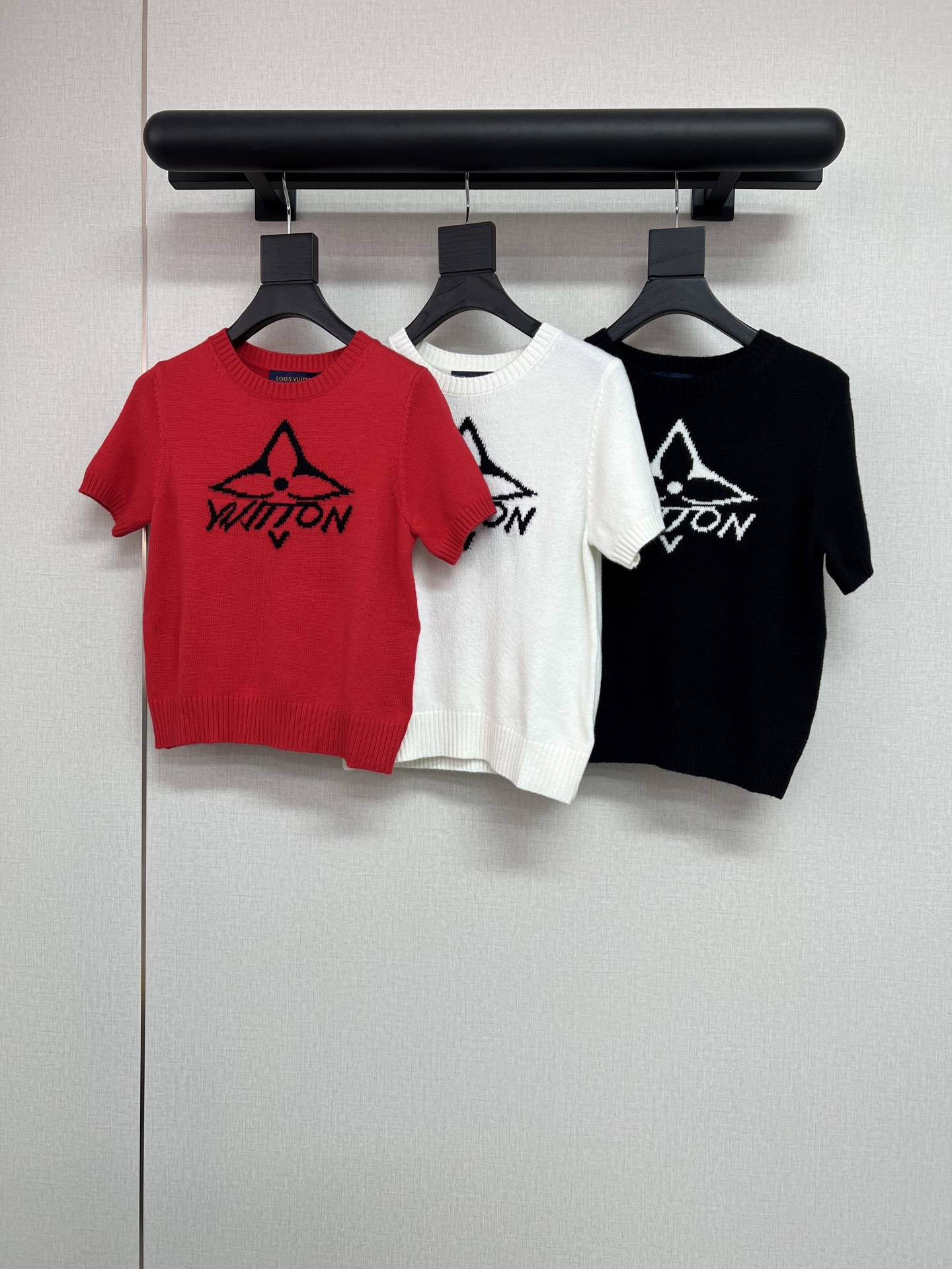 NO:748706,High-quality Lv brand V 2026 early spring series has been changed to short-sleeved haha. The contrasting color pattern design is eye-catching and beautiful. The round-neck short-sleeved T-shirt version is versatile, casual and fashionable. Three-color SML, Louis Vuitton, T-shirt, tees, t-shirt,19860909高品质L驴牌V 2026早春系列 改成短袖啦哈哈 撞色图案设计醒目好看 圆领短袖T恤版型 百搭休闲又时髦 三色SML,,louis vuitton,T-shirt,tees，t-shirt,,Women's clothing