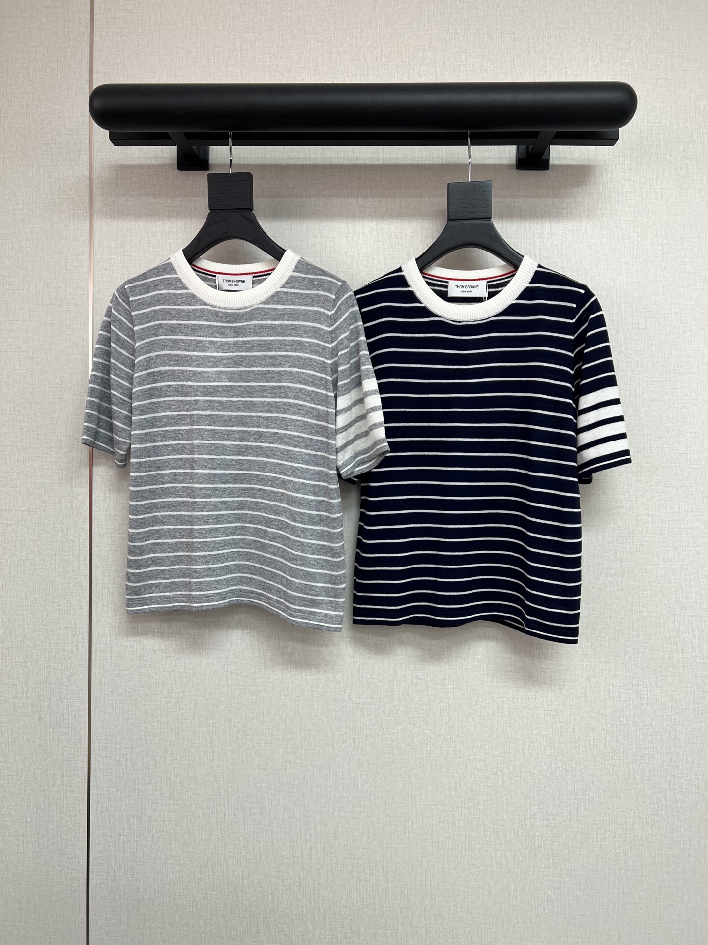 NO:748705,High-quality TB 2026 early spring series. The long-sleeved model sold well before, but it has been changed to short-sleeved. This versatile striped design can be taken out of the wardrobe at any time. It is a piece of clothing that is easy to wear. Ultra-light knitted fabric. The classic among classics. Two-color SML, T-shirt,19860909高品质TB 2026早春系列 之前长袖款卖的很好 又改成短袖啦 这种百搭的条纹设计 就真的衣柜里随时拿出来 都是好穿的一件衣服 超轻薄的针织面料 经典中的经典款 两色SML,,T-shirt,,Women's clothing