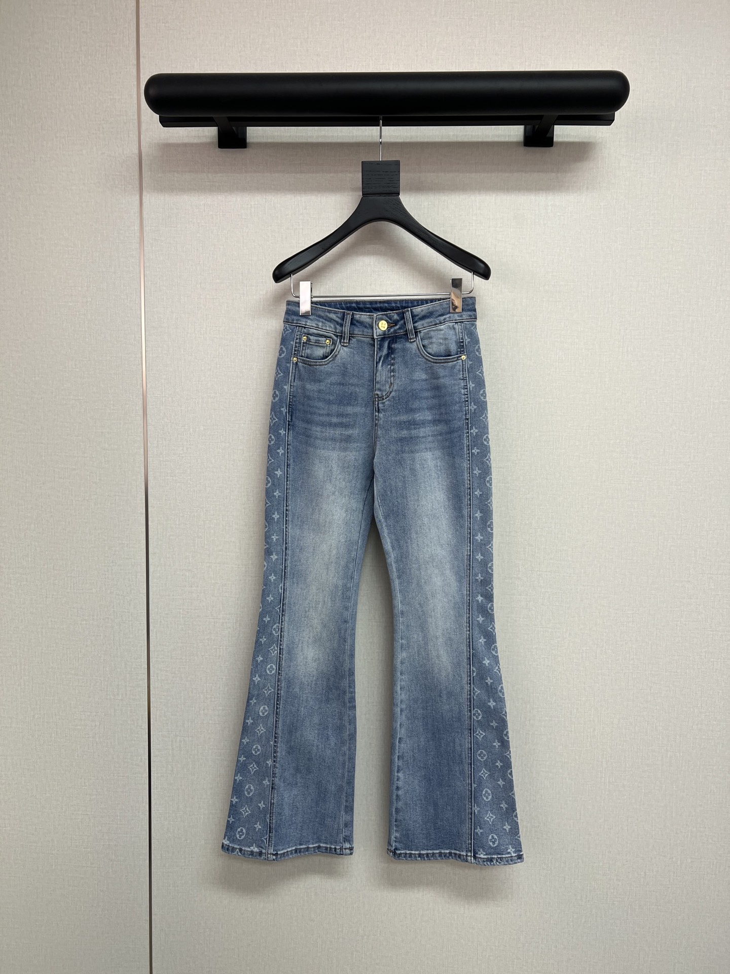NO:748713,High-quality Louisuitt *2026 early spring new style printed micro-boot jeans, washed and distressed design, slim fit micro-boob, super leg-lengthening upper body, elastic fabric SMLXL,,louis vuitton,jeans,19860909高品质Louisuitt *2026早春新款 印花微喇牛仔裤 水洗做旧设计 修身微喇 上身超显腿长面料有弹性 SMLXL,,louis vuitton,jeans,,Women's clothing