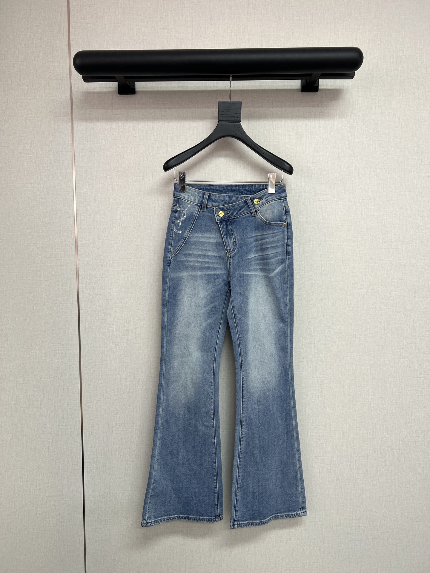 NO:748719,High-quality Saint Lauren*t2026 classic heavy-duty hot-drilled logo distressed washed bootcut pants. The fabric is elastic and the upper body shows longer legs. Solid color SMLXL,,saint laurent,19860909高品质Saint Lauren*t2026经典重工烫钻logo做旧水洗微喇裤 面料带有弹性 上身显腿长 单色SMLXL,,saint laurent,,Women's clothing