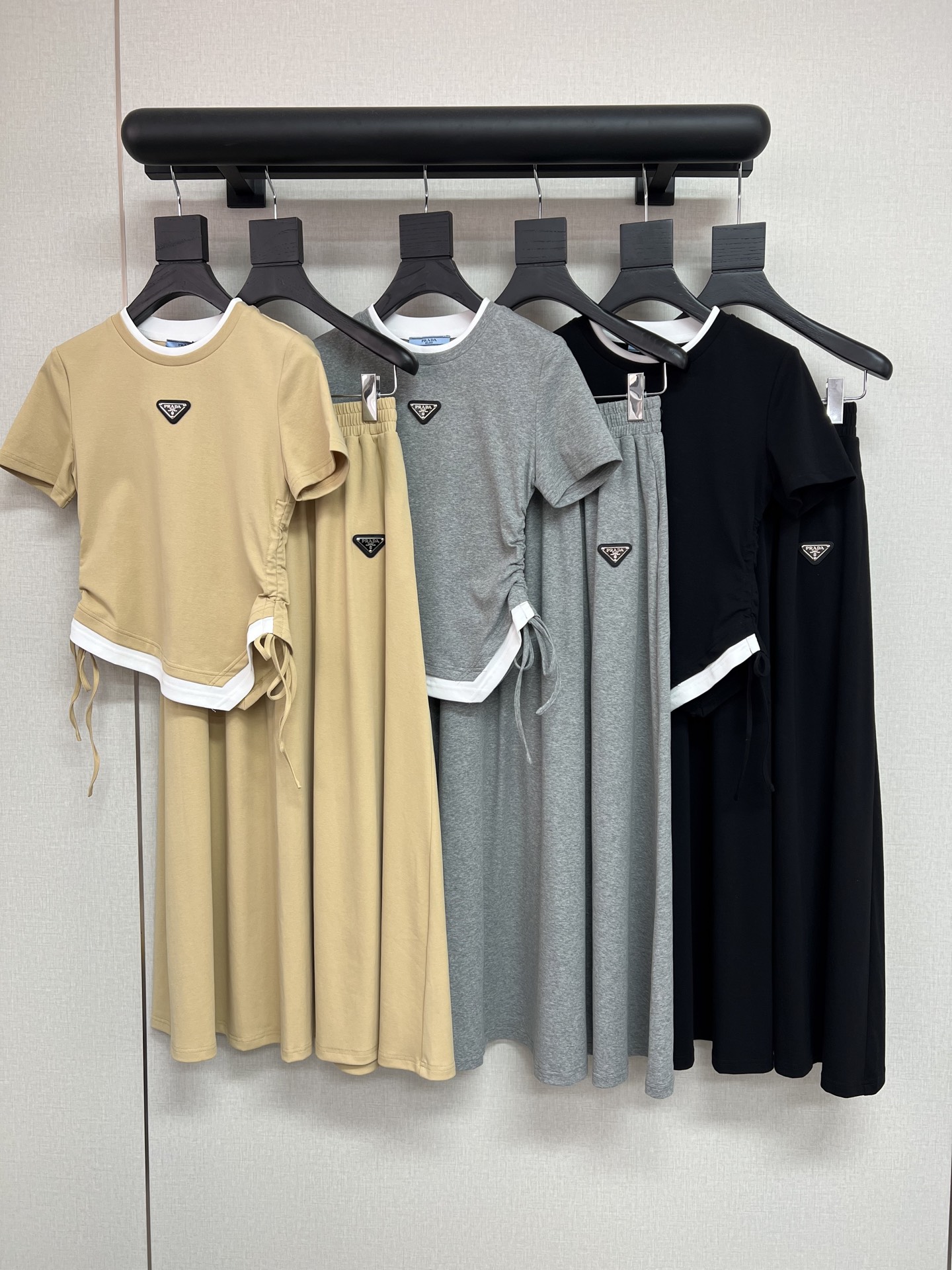 NO:749742,High-quality PRADA 2026 new spring and summer casual temperament suit top collar and hem contrasting color splicing design, irregular fake two-piece tailoring, side drawstring design top long skirt suit waisted version super good-looking on the body classic triangle logo decoration on the chest high-quality gray black khaki SML, prada, skirts,19860909高品质PRADA2026春夏新款休闲气质套装上衣领口下摆撞色拼接设计、不规则假两件剪裁、侧边抽绳设计上衣长半裙套装收腰版型身上超级好看胸前经典三角牌logo装饰高品质灰色黑色卡其色SML,,prada,skirts,,Women's clothing