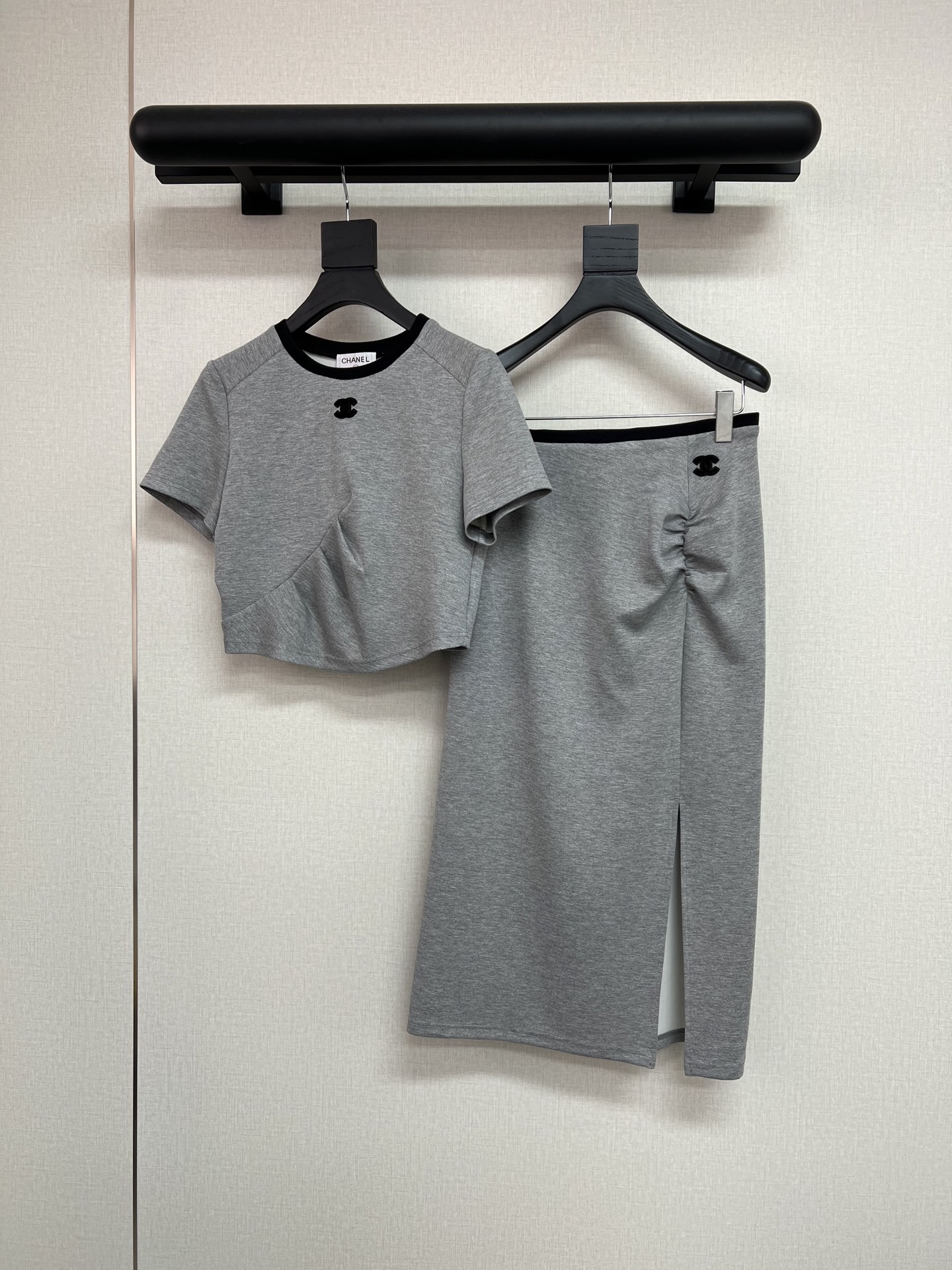 NO:749720,High-quality CHANL*26 new summer casual suit/Chanel double CLogo embellishment/skirt hem detachable design is sexy and fashionable/single product SML,,chanel,chanel,skirts,19860909高品质CHANL*26年夏季新款休闲套装/香奈儿双CLogo点缀/半裙下摆开拆设计即性感时尚/单品SML,,chanel,chanel,skirts,,Women's clothing