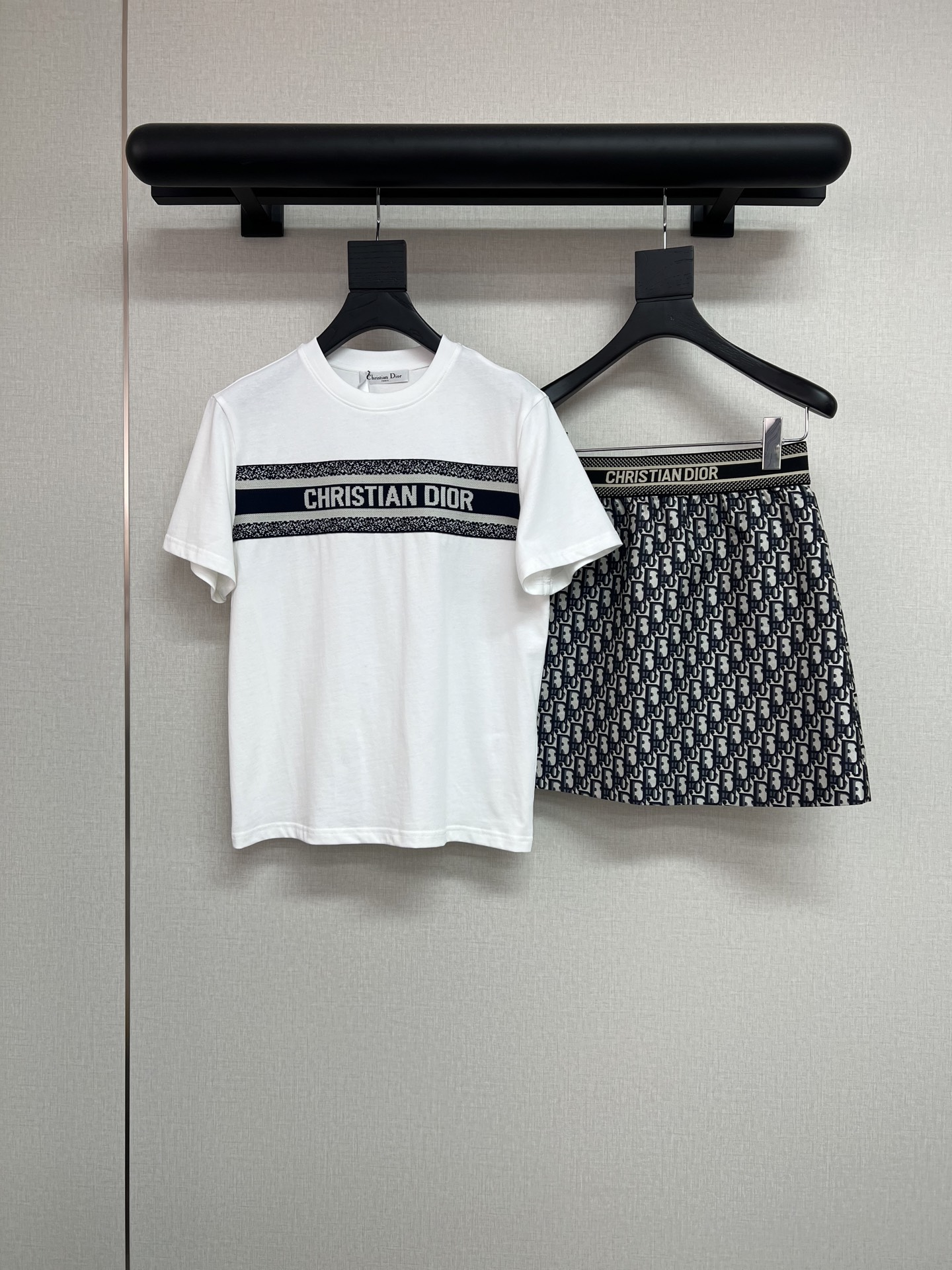 NO:750564,High-quality Dior2025 spring and summer new pure cotton T-shirt chest patch knitted jacquard logo webbing jacquard logo skirt suit made of high-end original fabrics high-quality sml, dior, skirts, tees, t-shirt,19860909高品质Dior2025春夏新款纯棉T恤胸前贴布针织提花logo织带提花logo半裙套装 高端原版面料制作 高品质sml,,dior,skirts,tees，t-shirt,,Women's clothing