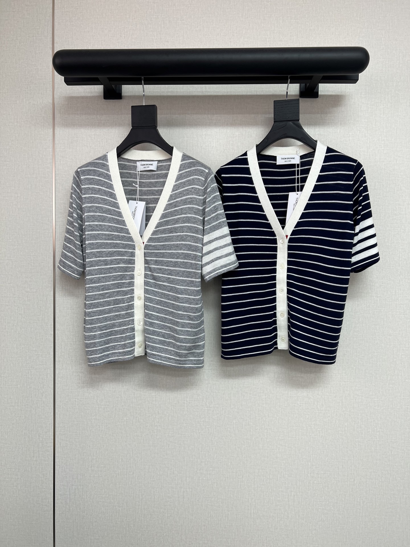 NO:750576,High-quality TB*2026 early spring series. This series sells very well. It is made of fine wool knitted fabric. It is very soft and delicate. This is a cardigan style. It is very casual and versatile. It can be used for commuting and fashion. SML,,19860909高品质TB*2026早春系列 这个系列卖的都很好哦 采用细羊毛针织面料 巨亲肤巨柔软细腻 这是开衫款 非常休闲百搭 能通勤能时尚的单品 SML,,,Women's clothing