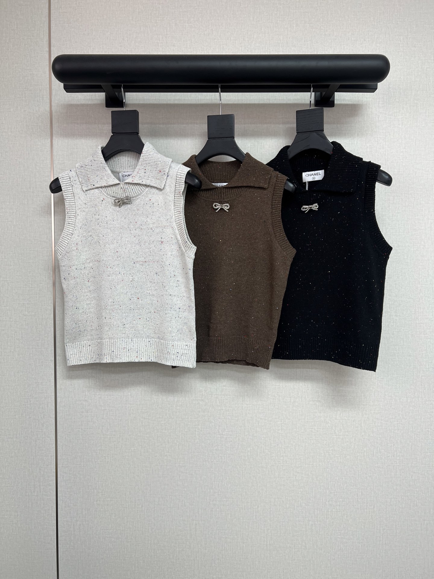 NO:750606,High-quality Xiaoxiang 2026 early spring series. Super beautiful little vest from Xiangxiangjia. It is designed with dots of colorful knitted designs. It also has a cute polo collar and a three-dimensional bow on the chest. The three colors are all beautiful and exquisite. SML,,chanel,19860909高品质小香2026早春系列 超好看的香香家小背心 采用花色点点针织设计 还乖巧的polo领 胸前立体蝴蝶结 三个色都好看又精致SML,,chanel,,Women's clothing