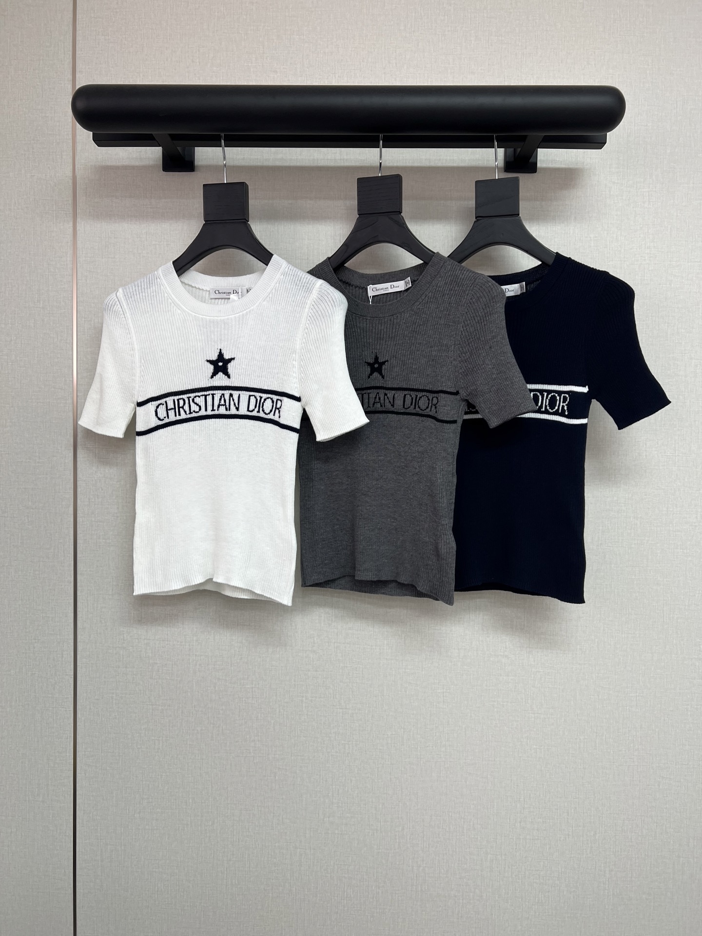 NO:750618,High-quality Djia 26* official website for spring and summer new styles, synchronous round neck short sleeves, soft fabrics, advanced design, super versatile, not picky at all, SML three sizes, dior, T-shirt,19860909高品质D家 26* 春夏新款官网,同步圆领短袖 面料柔软款 高级设计 超级百搭 一点都不挑人 SML三码,,dior,T-shirt,,Women's clothing