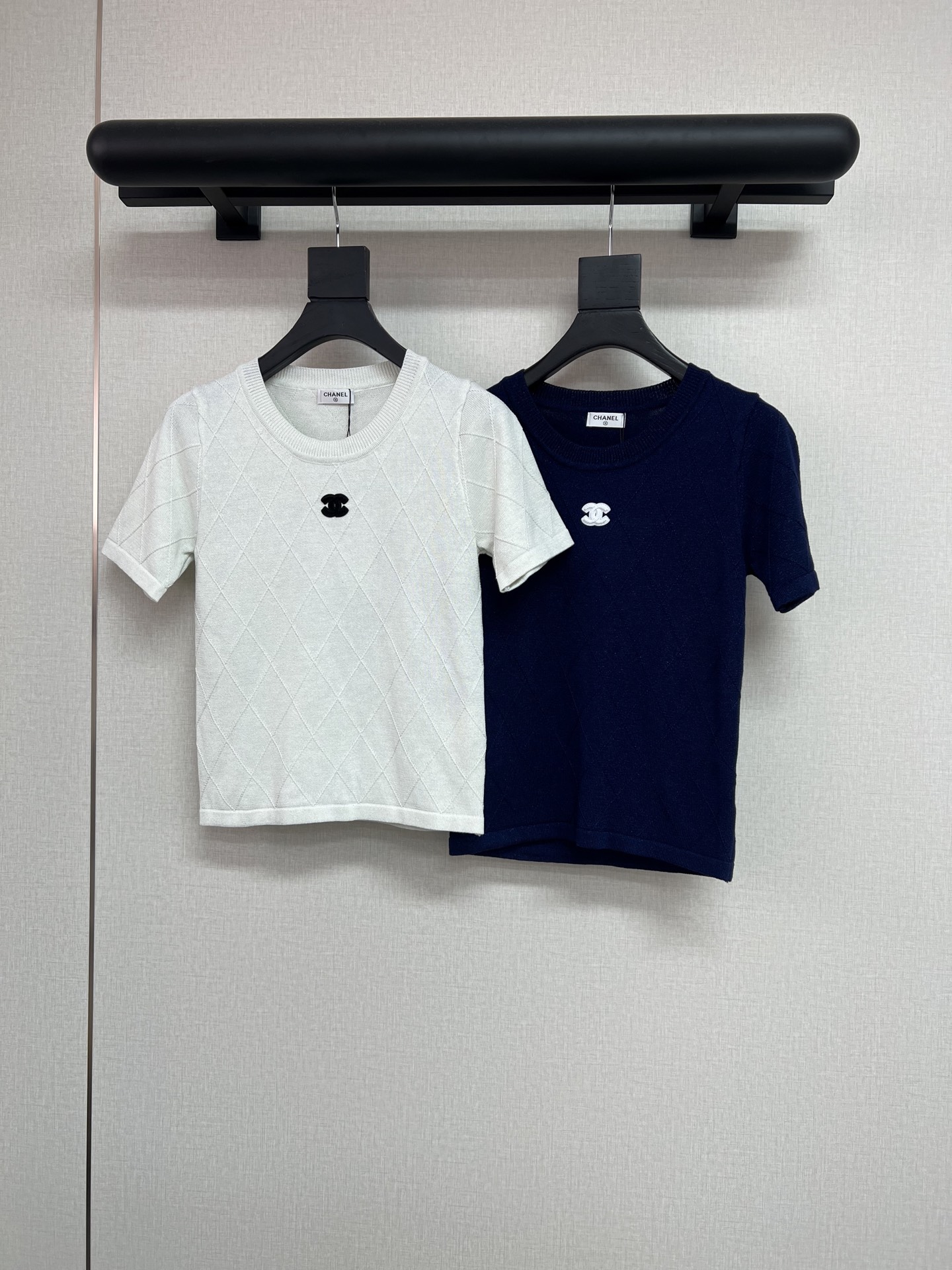 NO:750626,High-quality Xiaoxiang 26* Spring and summer new official website, synchronous round neck short sleeves, soft fabric, advanced design, super versatile, not picky at all SML,, T-shirt,19860909高品质小香 26* 春夏新款官网,同步圆领短袖 面料柔软款 高级设计 超级百搭 一点都不挑人SML,,T-shirt,,Women's clothing