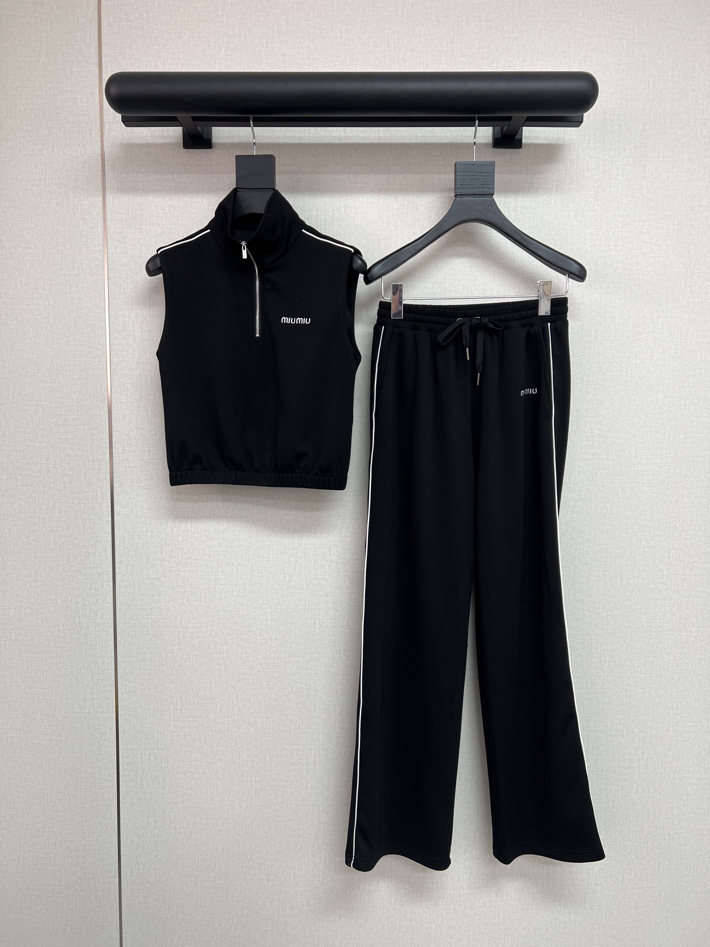 NO:751466,High-quality MiuMiu*2026 new summer suit sleeveless top, straight-leg trousers, letter logo embroidery on the chest/pant side, half-zip design on the front and center of the top, elastic elastic band design on the hem of the top, slightly revealing the waistline, thin strips on the side of the trousers, adding layering. The upper body is both lazy and comfortable. The space cotton texture fabric is light, soft, and skin-friendly. Single color SML,,miumiu,19860909高品质MiuMiu*2026夏季新款套装无袖上衣直筒长裤胸前/裤子侧边字母logo刺绣装饰上衣前中做半拉链设计上衣下摆做松紧橡筋设计微微露出腰线长裤侧边细条增加层次感一套上身既慵懒又舒适太空棉质地面料轻薄柔糯亲肤单色SML,,miumiu,,Women's clothing