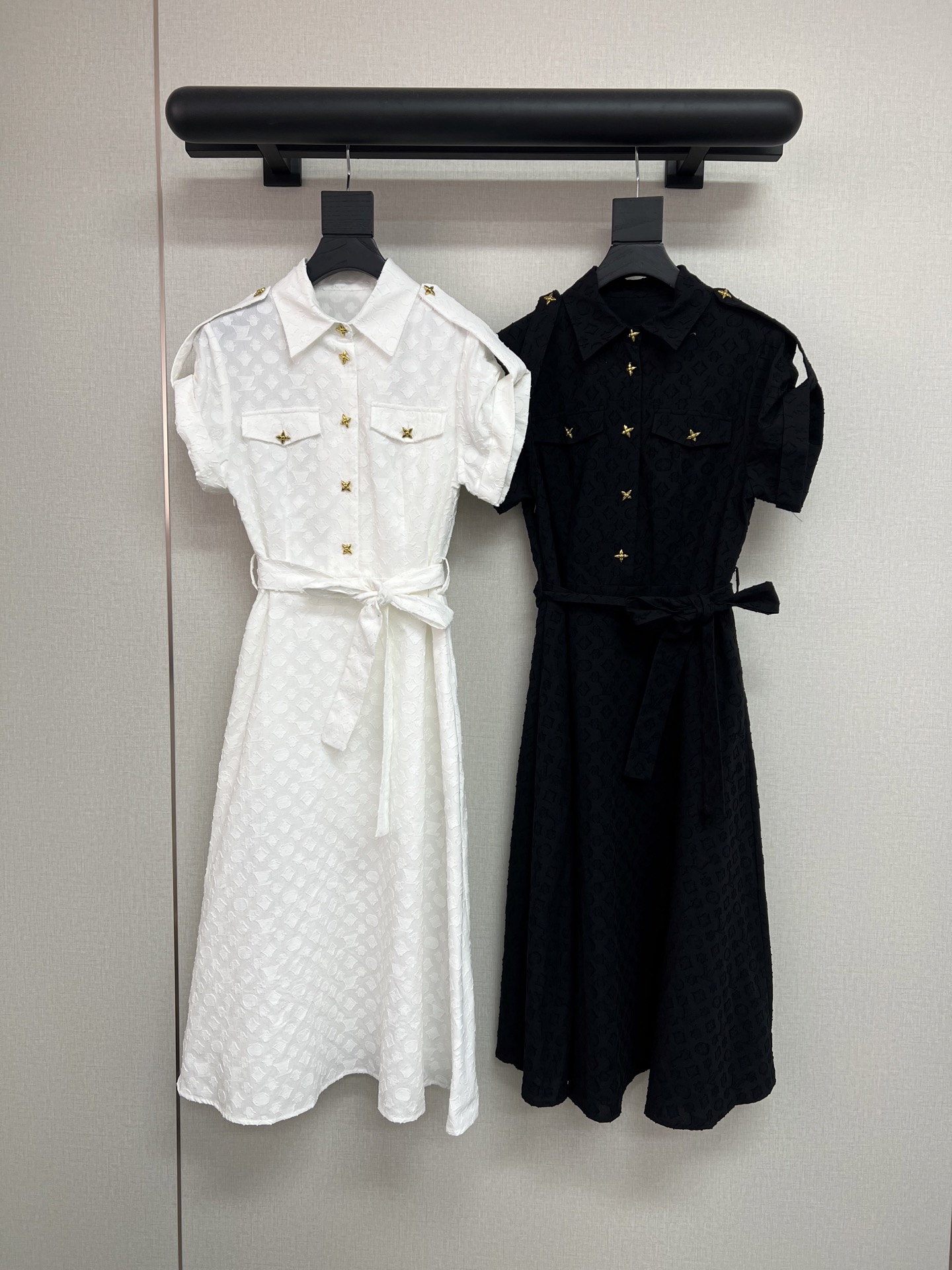 NO:751913,High-quality Louis Vuitton*2026 new summer dress, all-over presbyopia logo jacquard fabric, custom-made gold four-pointed star metal buttons that echo the placket/pocket are the finishing touch to enhance the overall sense of light luxury. The shoulders are epaulet-shaped, the sleeves are small flying sleeves and modify the shoulder shape. The fabric belt lightly cinches the waistline. The A-line skirt covers the crotch, looks slim, gentle and capable. Two-color SML, Louis Vuitton, skirts,19860909高品质LouisVuitton*2026夏季新款连衣裙通体老花logo提花面料定制金色四芒星金属纽扣与门襟/口袋处相呼应是点睛的精致细节提升整体轻奢感肩部做了肩章造型袖型是小飞袖同时修饰肩型搭配本布腰带轻束出腰线A字裙摆遮胯显瘦温柔又干练两色SML,,louis vuitton,skirts,,Women's clothing