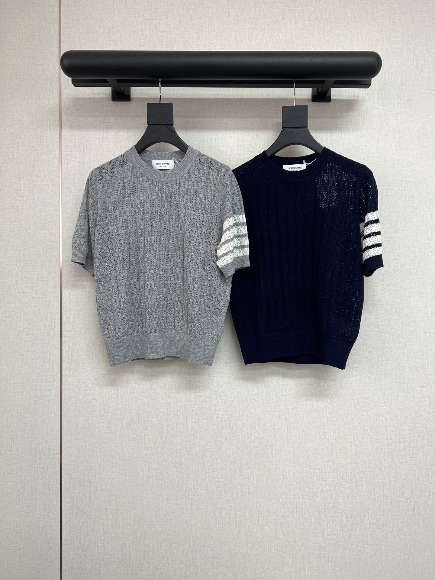 NO:751905,High-quality TB 2026 early spring series. Super beautiful classic three-bar design. Made of three-dimensional fine wool knitting jacquard technology. Lightweight and comfortable. Soft and delicate. It is as comfortable as a cloud when worn on the skin~ Versatile and simple, casual and loose T version. Not picky at all. Classic gray/navy blue SML,,19860909高品质TB 2026早春系列 超好看的经典三杠设计 采用立体细羊毛针织提花工艺 轻薄舒服 柔软细腻 亲肤穿搭跟云朵一样舒适～ 百搭简洁的休闲宽松T的版型 完全不挑身材 经典灰色/藏蓝 SML,,,Women's clothing