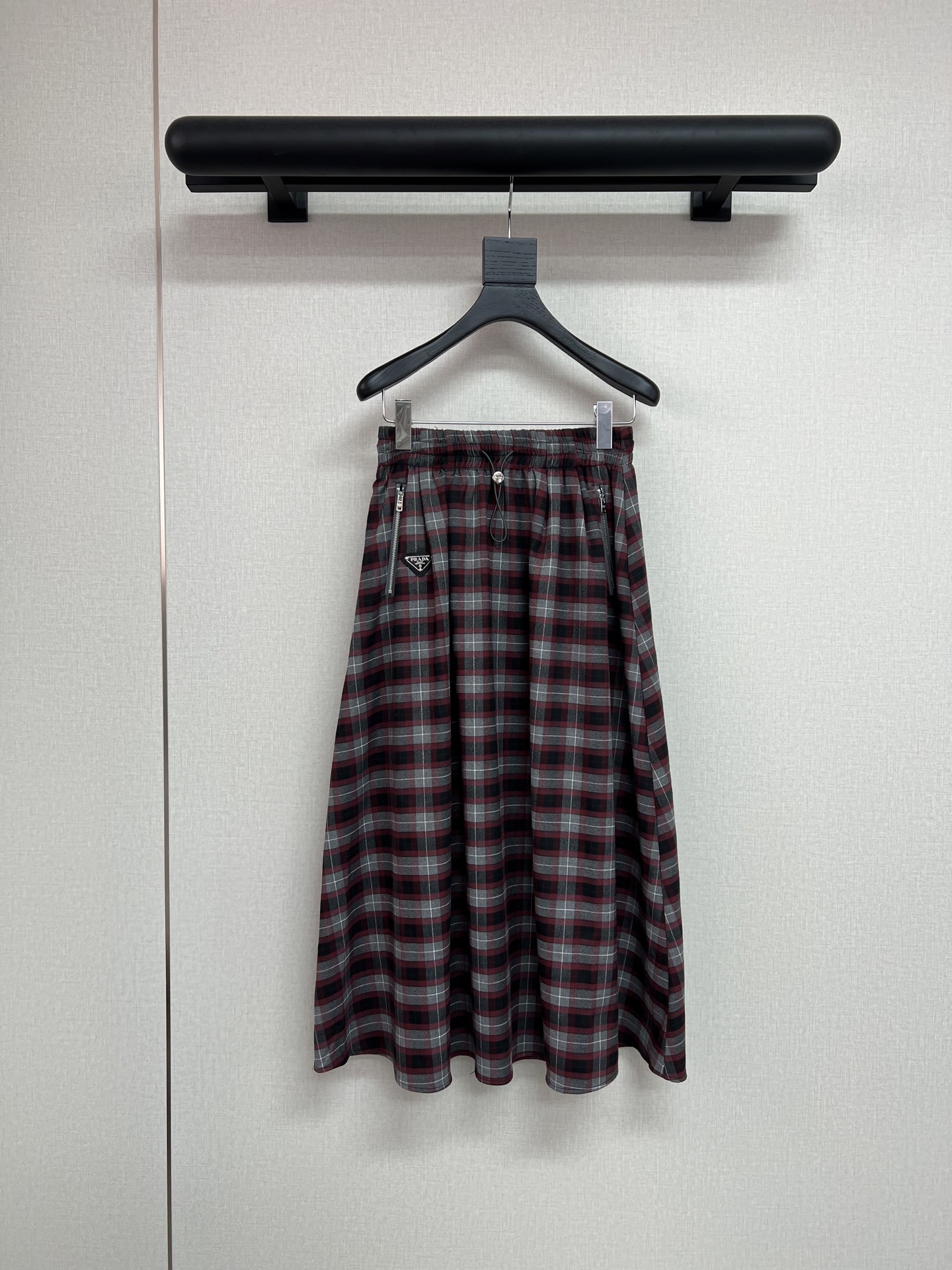 NO:752462,High-quality Prada*2026 new plaid long skirt. Triangular logo decoration. Elastic high waist. Pockets with zipper design. A-line skirt. Super nice shape. Single color three sizes SML, prada, skirts,19860909高品质Prada*2026新款格子长款半裙 经三角标装饰 松紧高腰 口袋搭配拉链设计 A字裙摆 版型超好看 单色三码SML,,prada,skirts,,Women's clothing