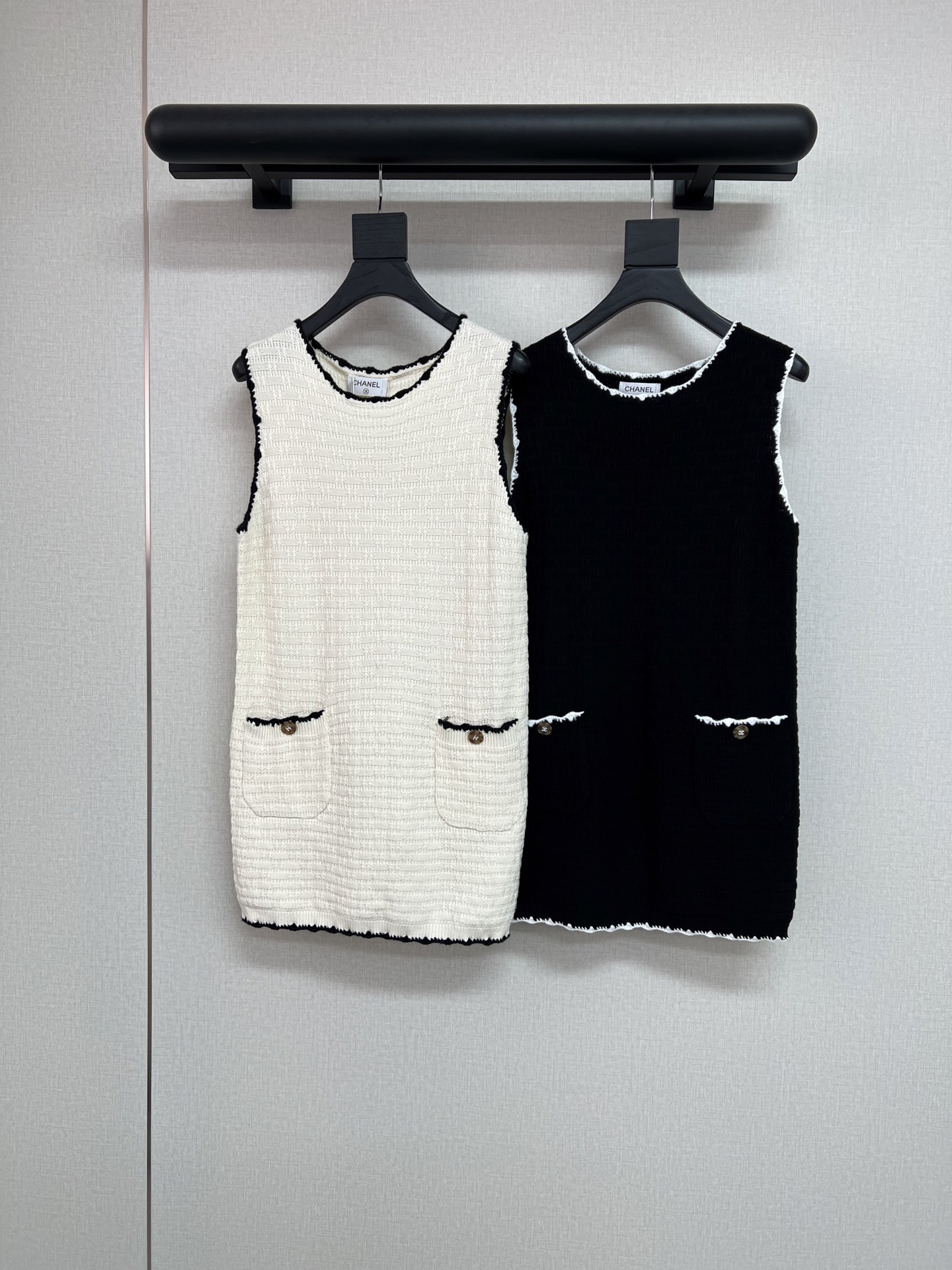 NO:752452,High-quality Xiaoxiang* 2026 early spring series. It is worthy of the design of Grandma Xiang. You can easily see the knitted skirt at a glance. It adopts three-dimensional jacquard knitting technology. It is a particularly time-consuming and labor-intensive one. The fabric is soft and comfortable to the skin. It is very easy to wear. The straight and slightly loose version is very tolerant. Classic black/milk white 2 colors are available. SML,,skirts,19860909高品质小香*2026早春系列 不愧是香奶奶的设计 一眼就好看到针织裙 采用立体提花针织工艺 特别费时费力的一款 面料亲肤柔软舒适 巨好穿 直筒微宽松版型包容性好好 经典黑/奶白2色入 SML,,skirts,,Women's clothing