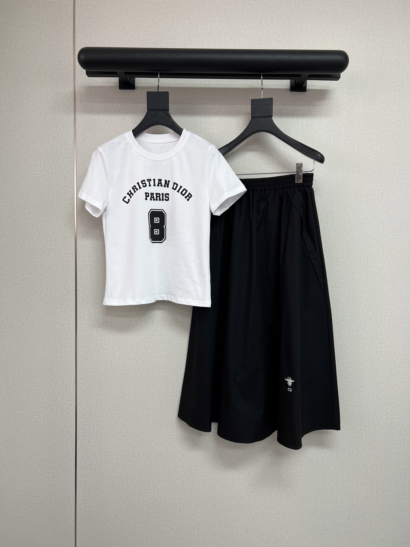 NO:752929,High-quality Dior* 2026 new summer suit round neck short-sleeved T-shirt long skirt front letter print decoration clothes small version slimming skirt hem decorated with classic bee embroidery decoration elastic waist fit big A version skirt hidden flesh and exquisite complete set with lazy and casual monochrome SML, dior, skirts, T-shirt, tees, t-shirt,19860909高品质Dior*2026夏季新款套装圆领短袖T恤长款半裙衣服前片字母印花装饰衣服小版显瘦半裙下摆做经典小蜜蜂刺绣点缀装饰松紧腰头贴合不勒大A版裙型藏肉又精致一整套搭配慵懒随性单色SML,,dior,skirts,T-shirt,tees，t-shirt,,Women's clothing