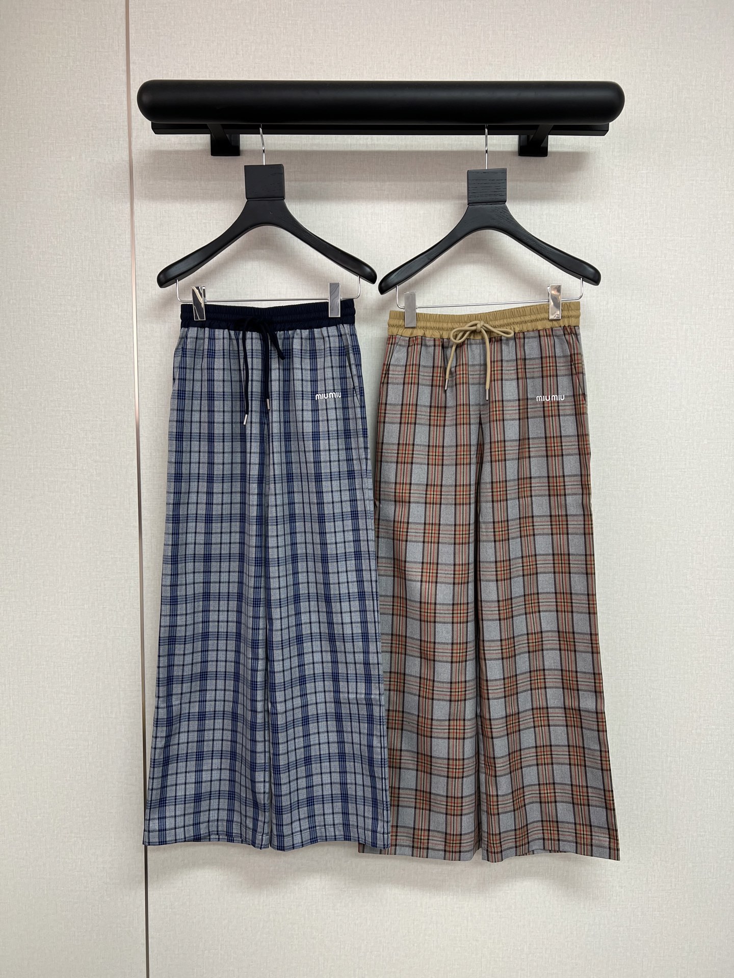 NO:752925,High-quality MiuMiu*2026 new summer straight trousers with letter logo embroidery decoration on the front pocket and metal logo logo on the back pocket with plaid pattern. Comes with retro relaxation and contrasting color. Elastic waist design. Casual and fashionable version. Slimming. Versatile fabric. Skin-friendly, breathable, everyday, lazy and fashionable. Two-color SML,,miumiu,19860909高品质MiuMiu*2026夏季新款直筒长裤前口袋处字母logo刺绣装饰后口袋处字母logo金属标搭配格纹自带复古松弛感撞色松紧腰头设计随性时尚版型显瘦百搭面料亲肤透气日常慵懒时髦度十足两色SML,,miumiu,,Women's clothing