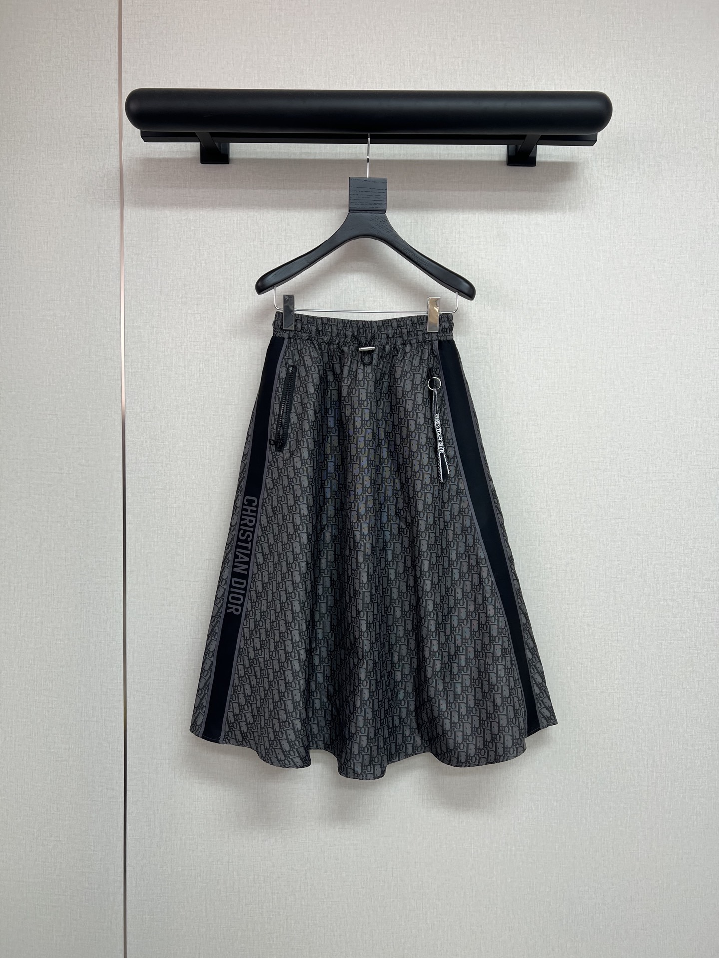 NO:753890,High-quality Dior 2026 new spring and summer black and gray classic color large-hem A-line jacquard fabric skirt with custom webbing pocket zipper design on the side. This jacquard A-line large-hem skirt is an elegant footnote for walking. The exquisite jacquard pattern spreads between the skirts, giving it a retro texture; the A-line shape accommodates the body shape  , The large swing design sways with every step, hiding the little fat and adding a bit of agility. Paired with a simple top, it is a daily calmness, and paired with a shirt, it shows a gentle aura, giving you the right sense of ceremony with every step, monochrome SML,, dior, skirts, shirts,19860909高品质Dior2026春夏新款黑灰色经典色系大摆A字提花面料半裙侧边拼接定制织带口袋拉链设计,这条提花A字大摆半裙,是行走的优雅注脚.精致提花纹路在裙摆间铺展,自带复古质感；A字版型包容身形,大摆设计随步履摇曳生姿,既藏得住小赘肉,又添了几分灵动.搭配简约上衣是日常的从容,配衬衫则显温婉气场,让你每一步都带着恰到好处的仪式感、单色SML,,dior,skirts,shirts,,Women's clothing