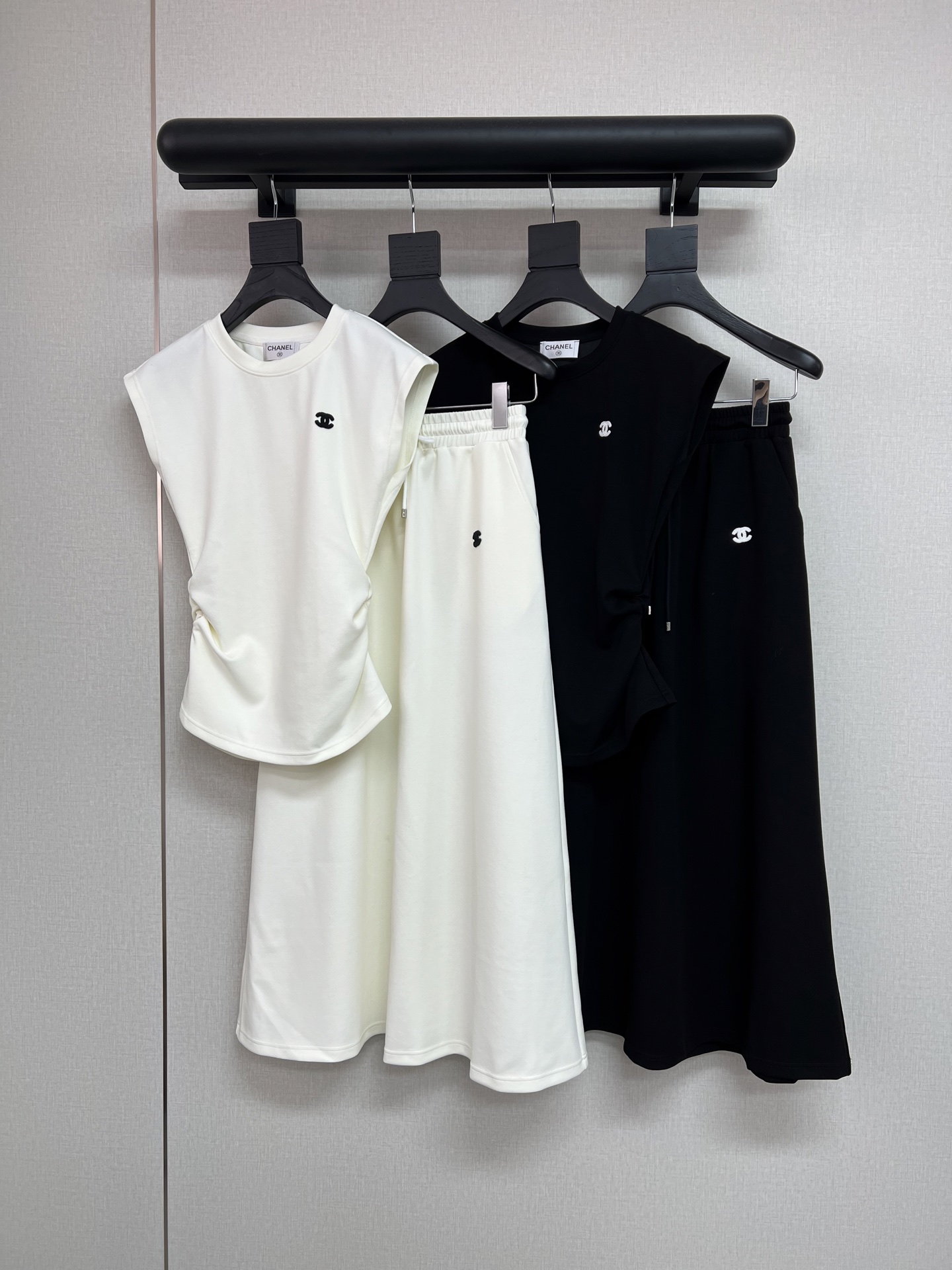 NO:759545,High-quality Chane* 2026 new spring and summer temperament casual suit. Flying sleeves slim waist. T-shirt with elastic waist. Versatile skirt. Stiff and stylish. Top with pleated design at the waist. The belly can be easily modified. Very stylish, casual and highlights the temperament. CCgolo decoration on the chest. This flying sleeve T-shirt and skirt suit is an exquisite choice for lazy people. The flying sleeve design of the T-shirt hides it. Bye bye.  It is fleshy, smart and age-reducing; the matching skirt has a neat silhouette and echoes the style of the top, eliminating the worry of matching. Wearing it as a whole set has both ingenious details and coordination. It is suitable for daily commuting or weekend outings. It can be easily worn to look effortlessly fashionable. White black SML, chanel, skirts, tees, t-shirt,19860909高品质Chane*2026春夏新款气质休闲套装飞袖收腰显瘦T恤松紧腰百搭半裙身上挺而有型上衣腰间自带抽褶设计小肚子轻松被修饰身上非常有型休闲且凸显气质胸前CCgolo装饰这套飞袖T恤半裙套装,是懒人的精致选择.T恤的飞袖设计藏住拜拜肉,灵动又减龄；搭配的半裙版型利落,与上衣风格呼应,省去搭配烦恼.整体一套穿出门,既有细节巧思,又显协调统一,日常通勤或周末出游都合适,轻松穿出毫不费力的时髦感白色黑色SML,,chanel,skirts,tees，t-shirt,,Women's clothing