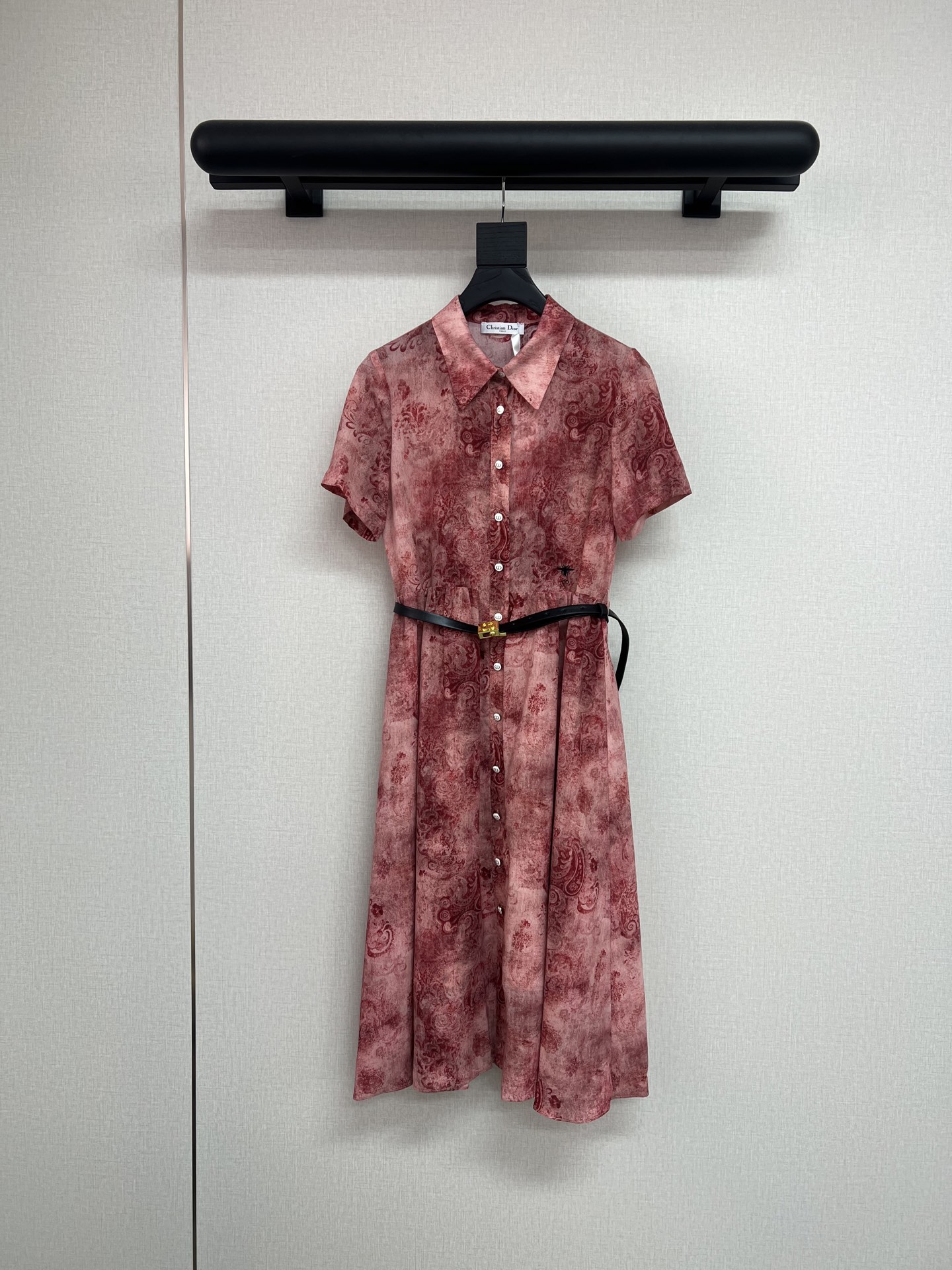NO:759514,High-quality Dior2026 spring and summer new cashew flower print dress with bee embroidery on the waist and belt fabric, comfortable and elegant summer essential item pink SML,, dior, skirts,19860909高品质Dior2026春夏新款腰果花印花连衣裙腰间蜜蜂刺绣搭配腰带面料舒适飘逸夏季必备单品粉色SML,,dior,skirts,,Women's clothing