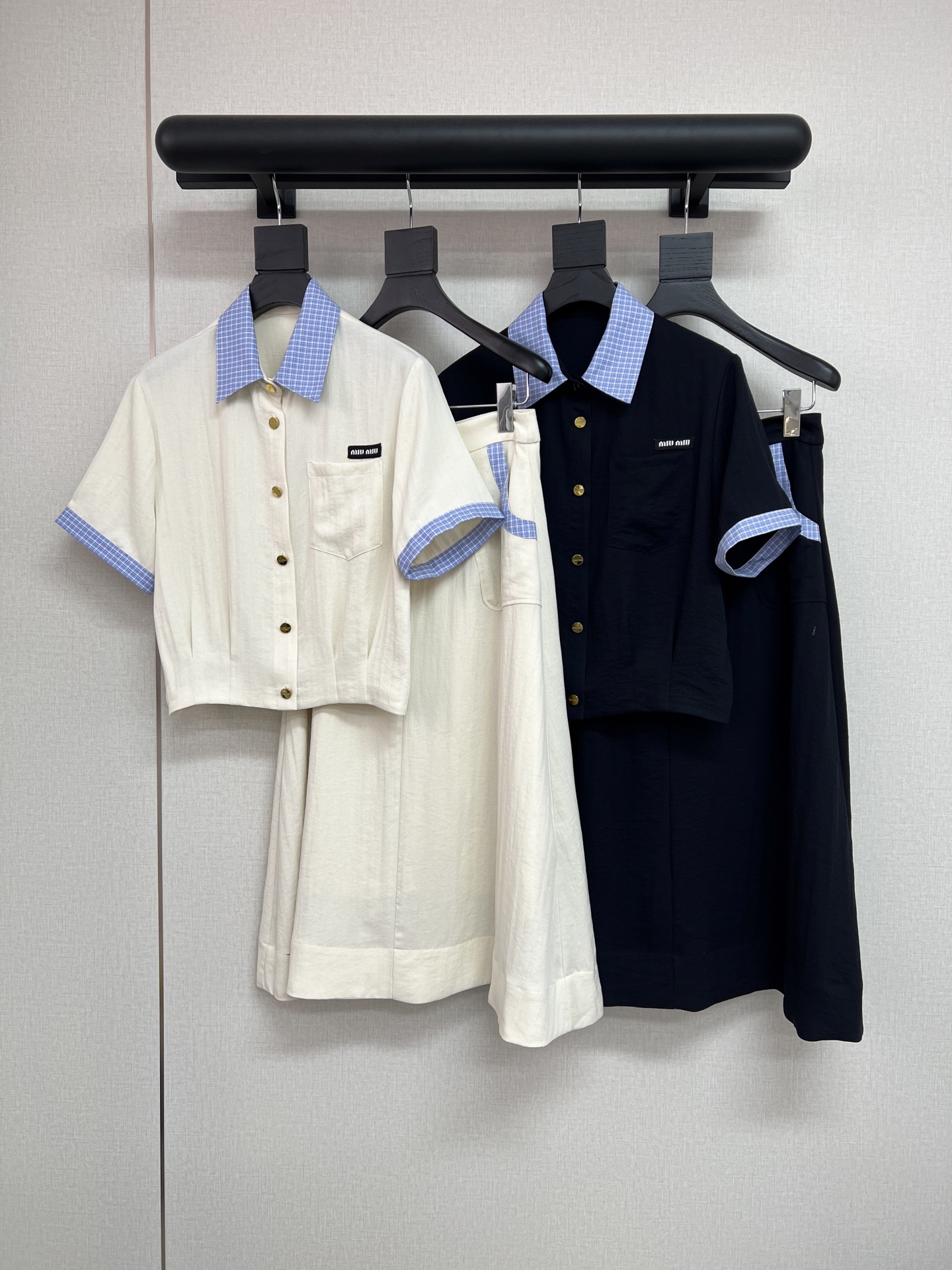 NO:759496,High-quality MiuMiu*2026 new summer suit lapel short-sleeved top, long skirt, small letter mark on the chest, exquisite touch, plaid fabric stitched at the neckline/cuffs/skirt pockets to add layering, the short top is cleverly tailored to raise the waistline, paired with a long skirt of the same fabric, full of drape, customized metal logo buttons, paired with hemp fiber fabric, breathable and textured, super suitable for daily outings, two-color SML, miumiu, skirts, T-shirt,19860909高品质MiuMiu*2026夏季新款套装翻领短袖上衣长款半裙胸前字母小标点缀精致感领口/袖口/半裙口袋处拼接格纹面料增加层次感上衣短款剪裁巧妙拉高腰线搭配同面料长裙垂感十足定制金属logo纽扣搭配大麻纤维面料透气吸感带有肌理感日常出街超适配两色SML,,miumiu,skirts,T-shirt,,Women's clothing