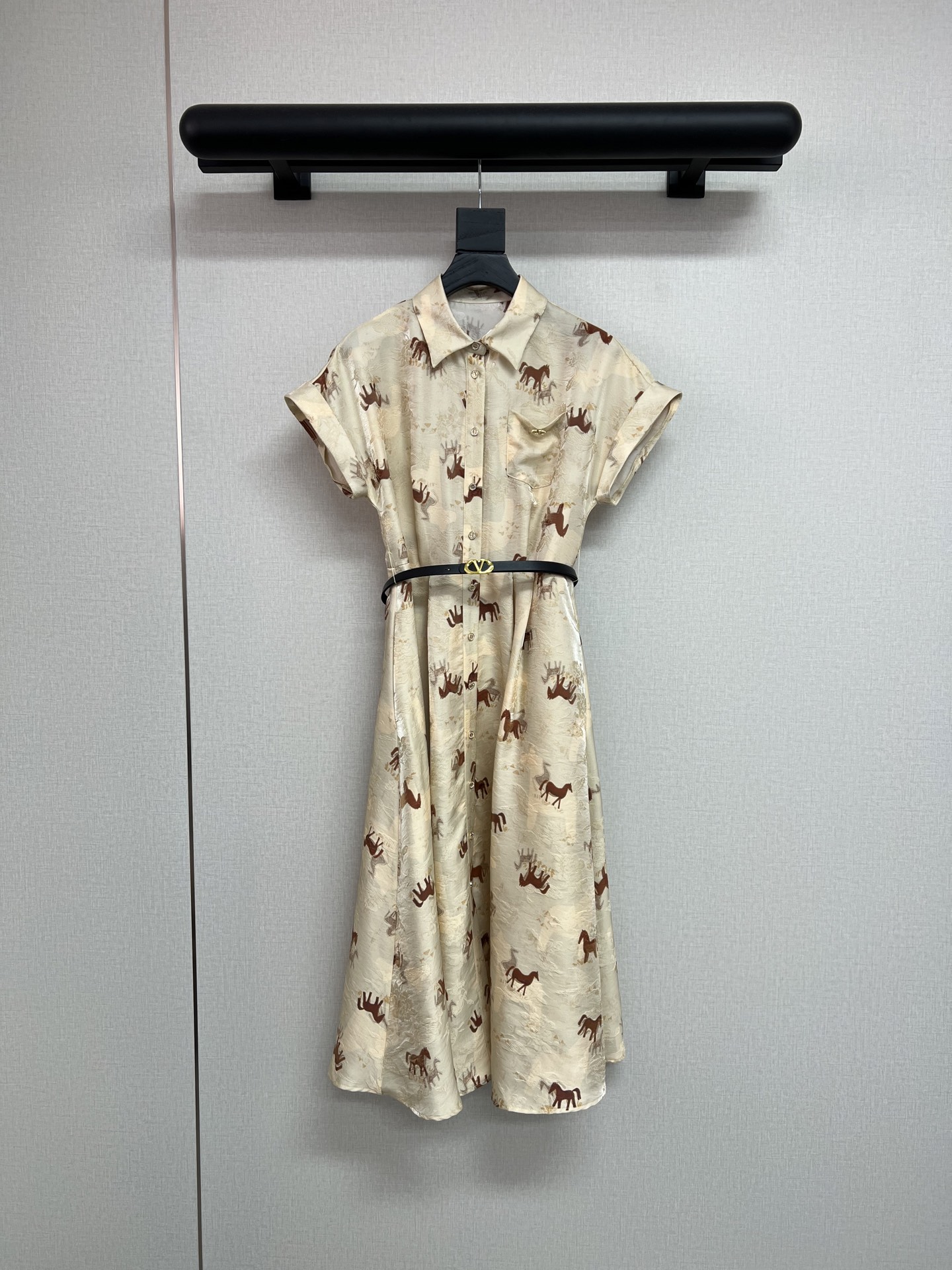 NO:761126,High-quality V Family 26 new summer short-sleeved rayon dress/small metal logo decoration on the chest/matching belt/high-quality SML,,skirts,T-shirt,19860909高品质V家26夏季新款短袖人丝连衣裙/胸口小金属Logo装饰/搭配腰带/高品质SML,,skirts,T-shirt,,Women's clothing