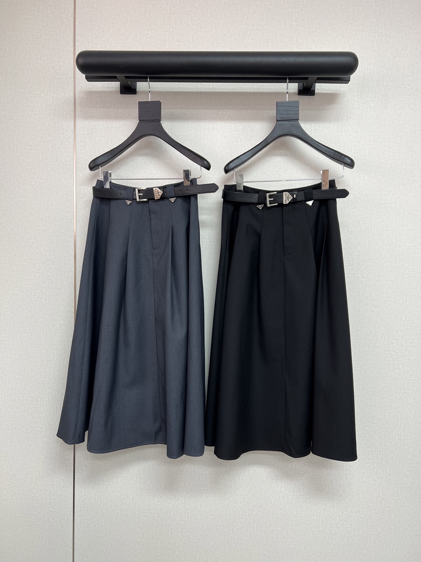 NO:761119,High-quality PARD*26 new summer casual skirt/matched with advanced custom-made belt/triangle brand logo embellished with waist hanging atmosphere/two-color SML,,skirts,19860909高品质PARD*26年夏季新款休闲半裙/搭配高级定制腰带/三角牌小Logo点缀挂腰大气/两色SML,,skirts,,Women's clothing