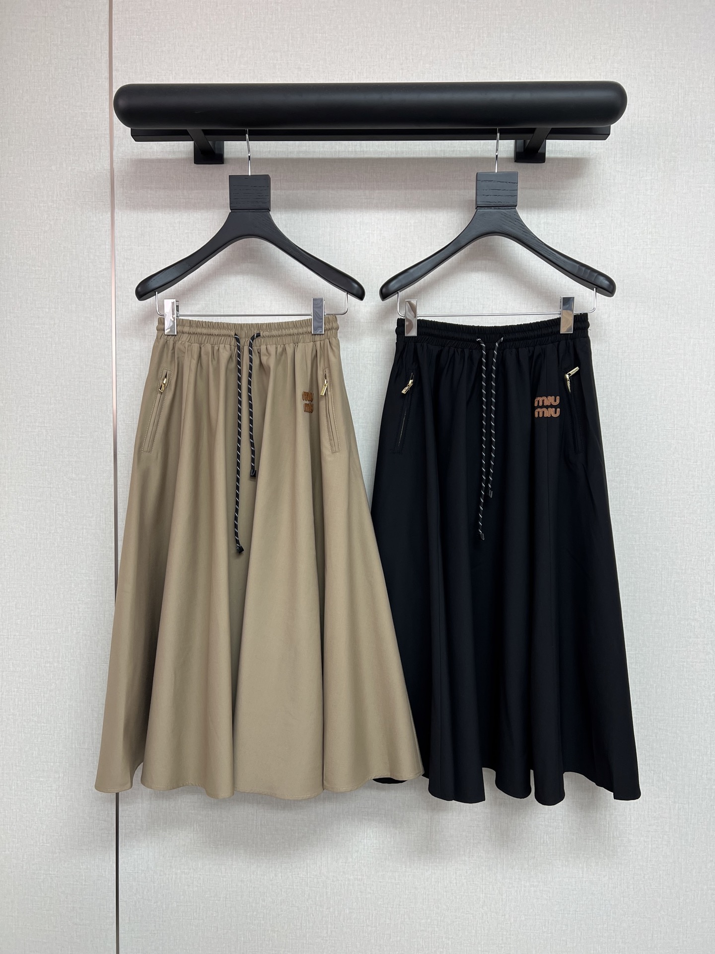 NO:761096,High-quality MIU MI*26 new summer casual skirt/double pocket zipper design with logo embellishment, full of big-name style/two-color SML,,miumiu,skirts,19860909高品质MIU MI*26年夏季新款休闲半裙/双口袋拉链设计搭配Logo点缀大牌范儿十足/两色SML,,miumiu,skirts,,Women's clothing