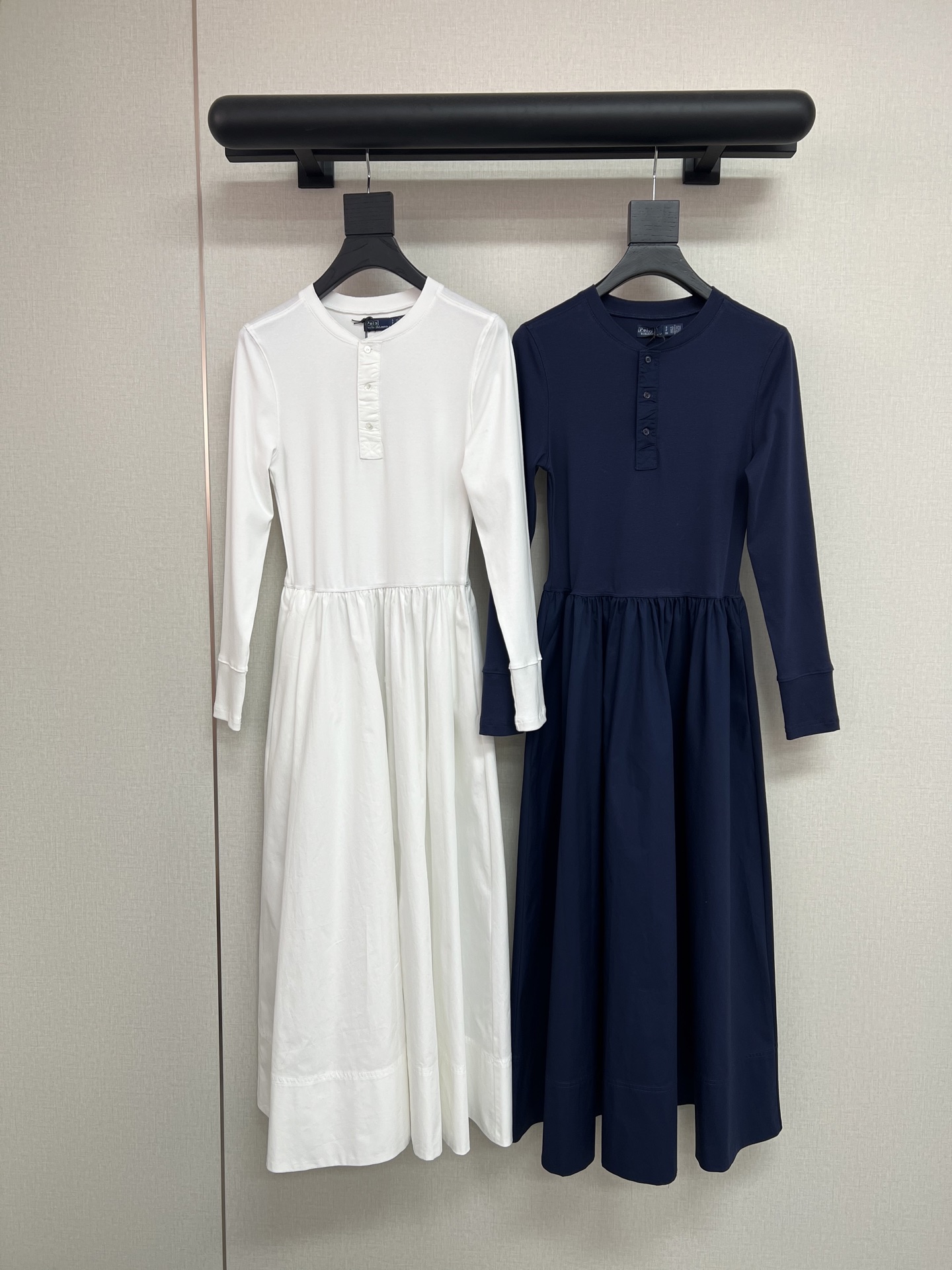 NO:762290,High-quality Raff RL 2026 early spring series. Classic fake two-piece dress. The top is made of high-quality stretch knitted cotton fabric. It is light and comfortable. It is slim and slim. The neckline has herringbone craftsmanship. The placket has a wrinkled design. Fashionable design. It is very distinctive. The skirt is made of high-quality pure cotton fabric. It is light and breathable. It is three-dimensional and elegant. The material is nearly 3 meters long. Classic navy blue/milk white 2 colors SML,,skirts,19860909高品质拉夫RL 2026早春系列 经典的假两件连衣裙 上衣采用高品质弹力针织棉布面料 轻薄舒服 修身显身材 领口人字车工艺 门襟缩皱设计 时尚设计 很有特点 裙摆采用高品质的纯棉面料 轻薄透气 立体又飘逸 用料将近3米 足足的 经典藏蓝/奶白2色 SML,,skirts,,Women's clothing