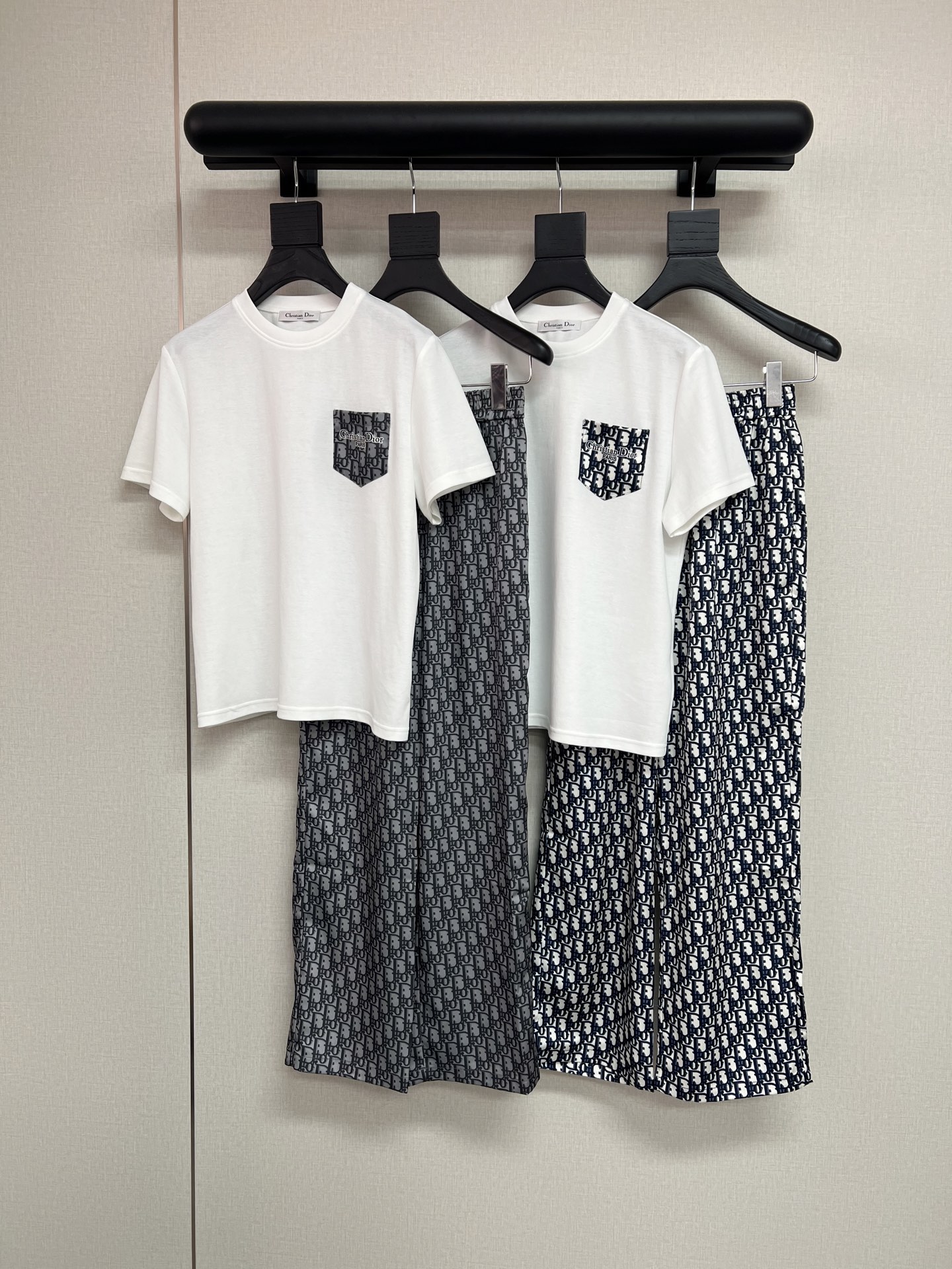 NO:790164,High-quality Doir2026 spring and summer new T-shirt trousers suit chest pocket positioning printing high-grade satin fabric classic logo printing good-looking fashion comfortable casual suit blue black SML, tees, t-shirt,19860909高品质Doir2026春夏新款T恤长裤套装胸前口袋定位印花高级缎面面料经典logo印花好看时尚舒适休闲套装蓝色黑色SML,,tees，t-shirt,,Women's clothing
