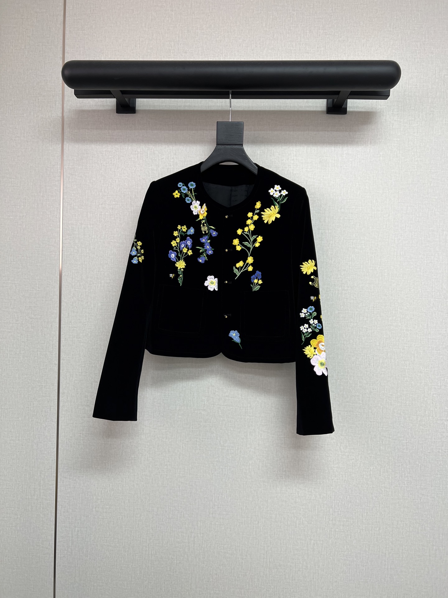 NO:790156,High-quality Celi*e 2026 early spring series new product Super heavy-duty embroidered velvet jacket (light and thin, sell with confidence) Using 14 colors of embroidery thread/piece positioning embroidery Behringer heavy-duty precision embroidery with over 100,000 stitches/total frame number of 130,000 stitches SML,,celine,jackets & coats,19860909高品质Celi*e2026早春系列新品 超级重工刺绣丝绒小外套（轻薄的放心卖） 采用14种颜色的绣花线/裁片定位绣 百灵达重工超10万针精密刺绣/总帧数13万针 SML,,celine,jackets & coats,,Women's clothing