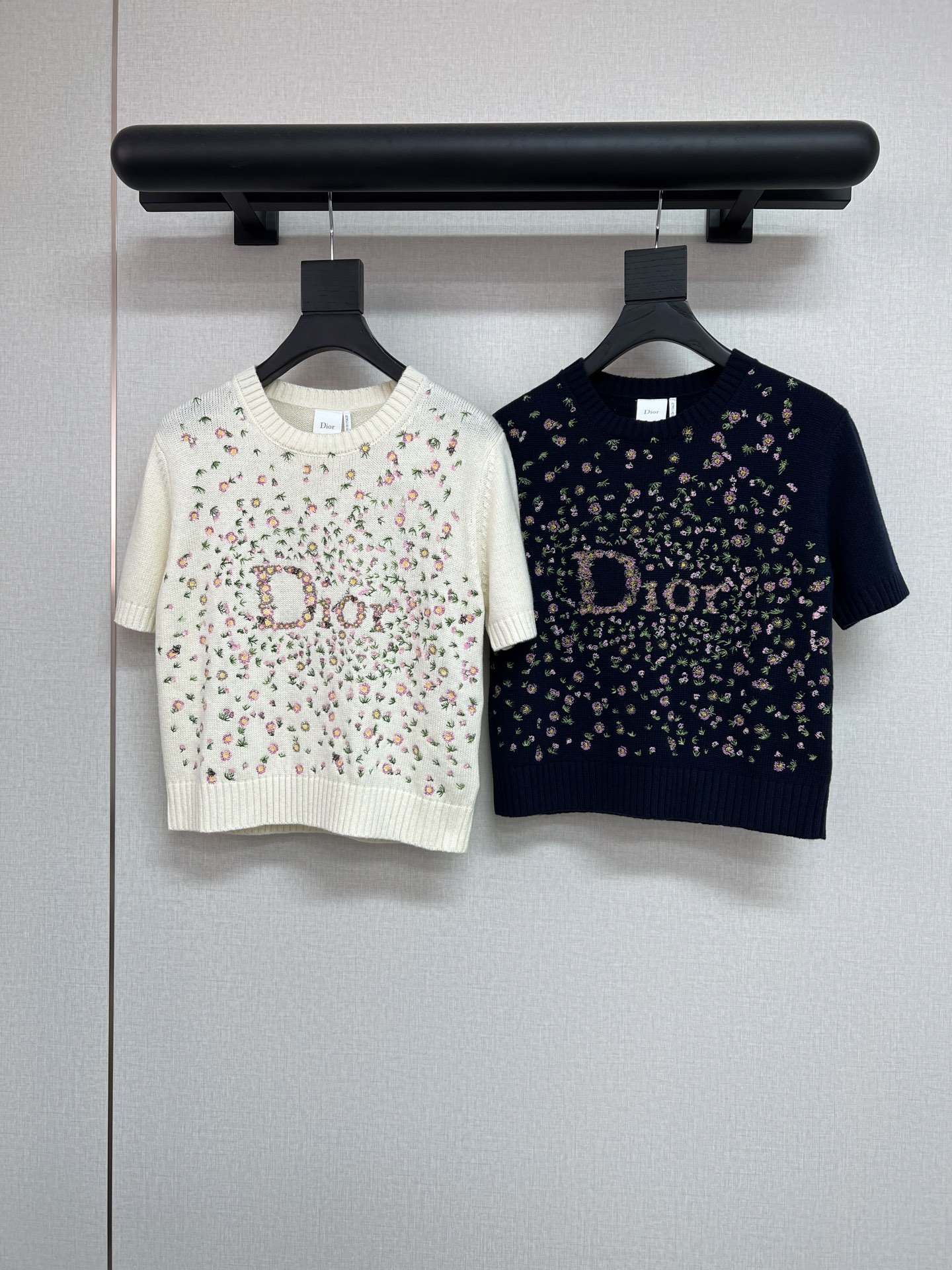 NO:792314,High-quality di*r 2026 early spring series. Super beautiful small flower heavy embroidery sweater. Made of high-quality wool yarn. Soft, delicate and skin-friendly. Heavy industry thousands of needle embroidery craftsmanship. So beautiful ~ classic milk white/navy blue SML,,sweaters,19860909高品质di*r 2026早春系列 超美的小花朵重工刺绣毛衣 采用高品的羊毛纱线 柔软细腻亲肤 重工万针刺绣的工艺 太美了～经典奶白/藏青 SML,,sweaters,,Women's clothing